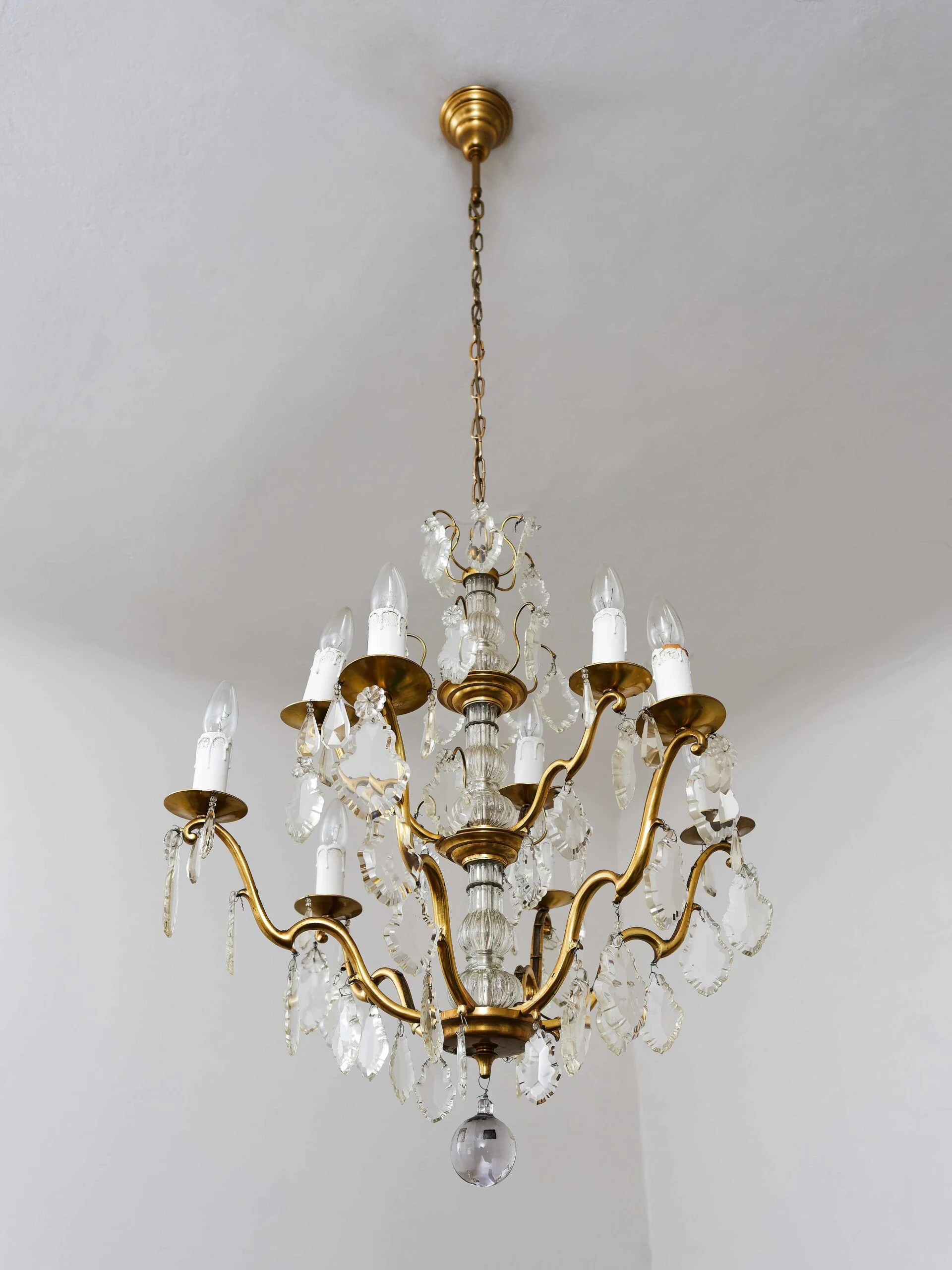 Dvoupatrový lustr s křišťálovými ověsy