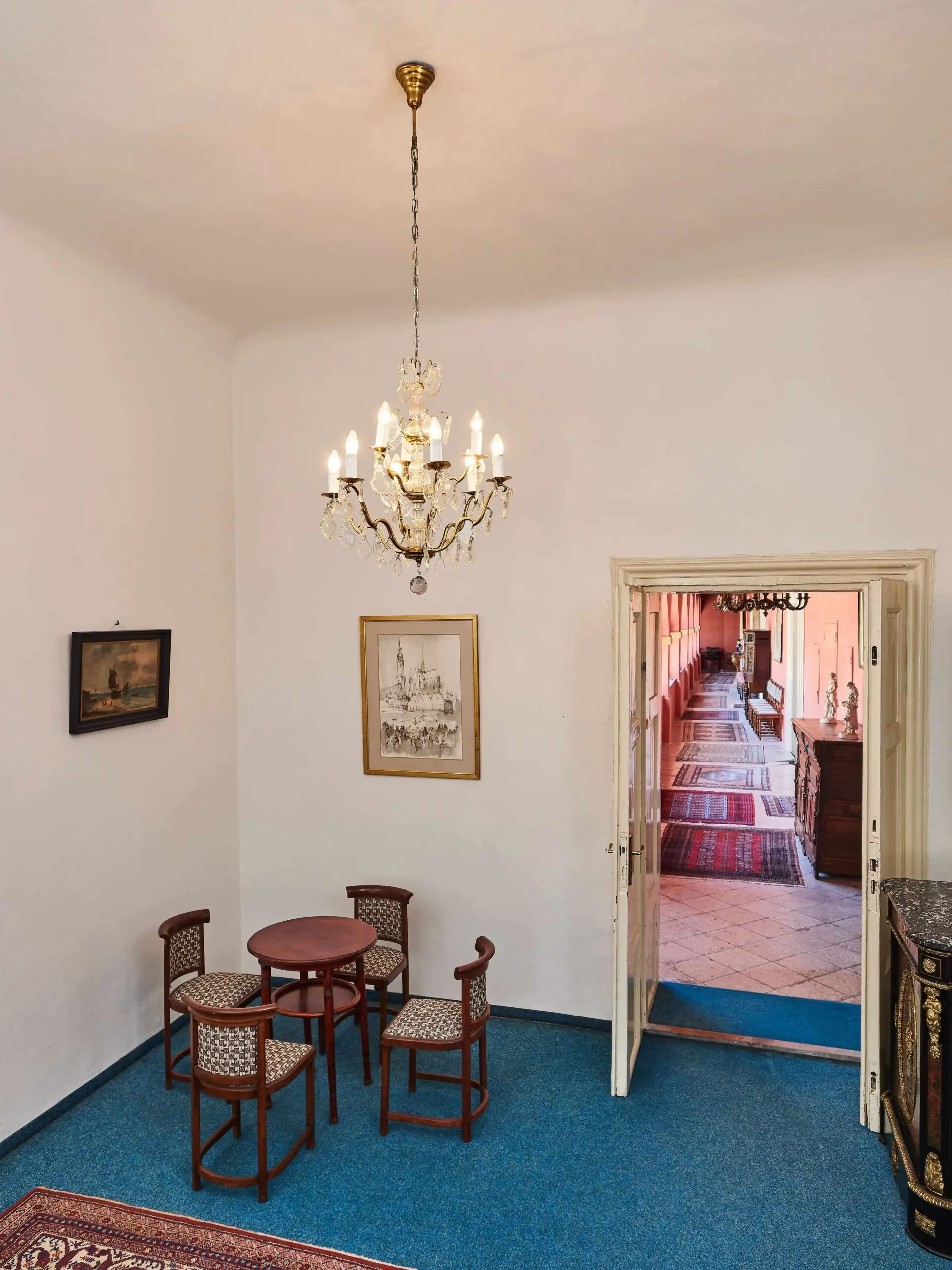 Dvoupatrový lustr s křišťálovými ověsy