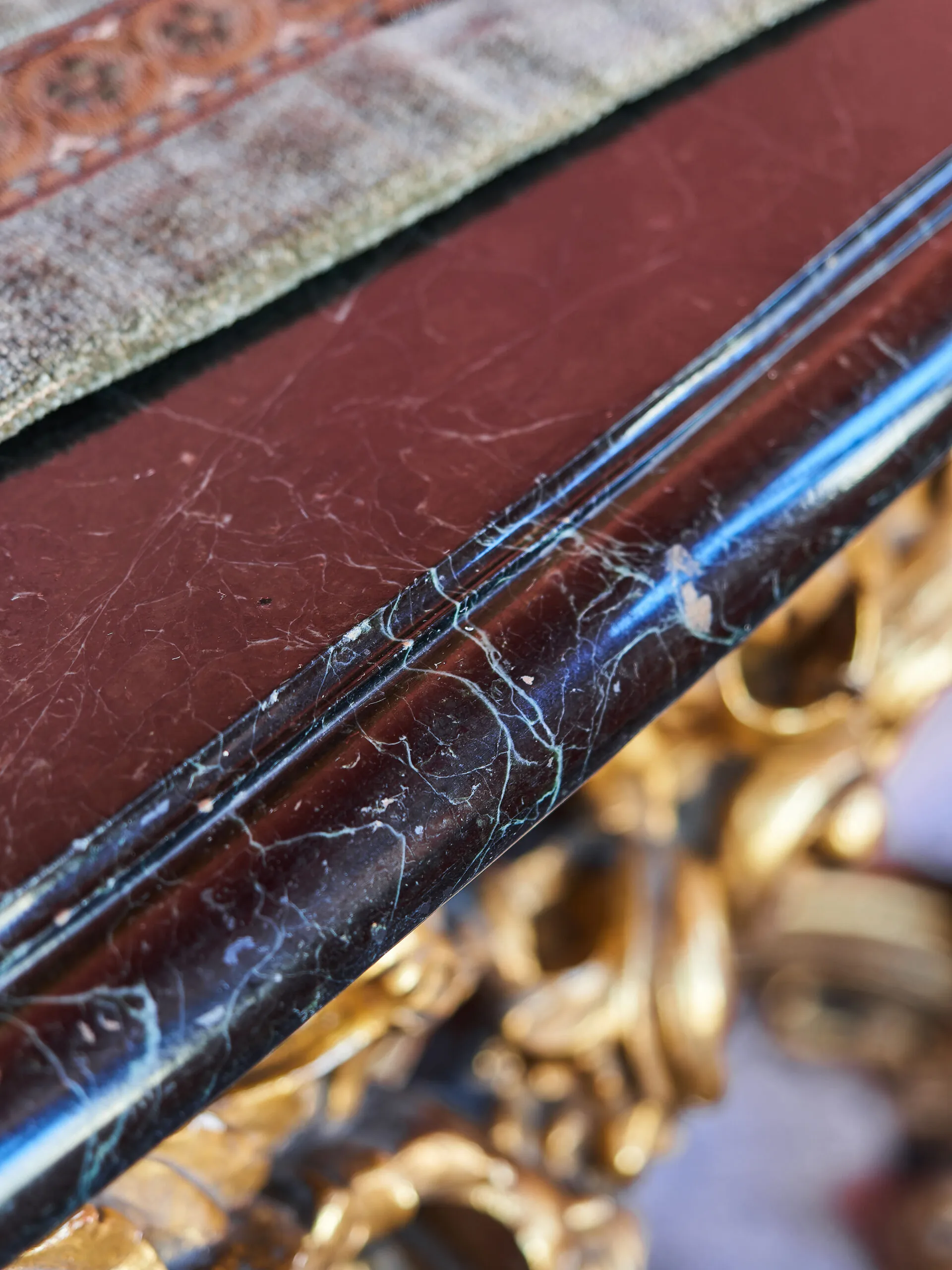 Bohatě vyřezávaný konzolový stůl s mramorem