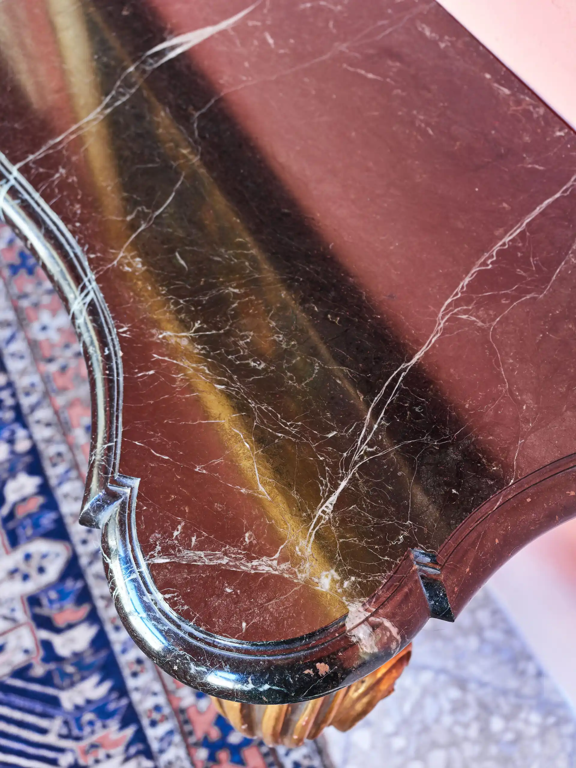 Bohatě vyřezávaný konzolový stůl s mramorem