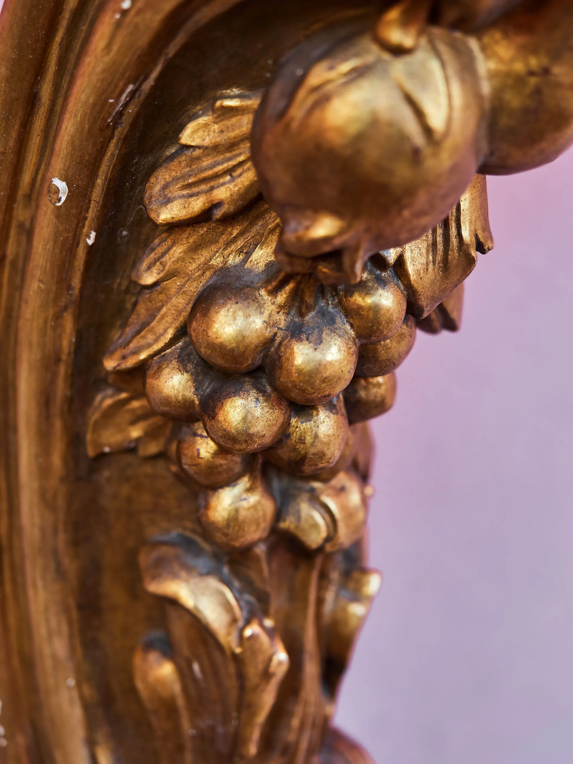 Bohatě vyřezávaný konzolový stůl s mramorem