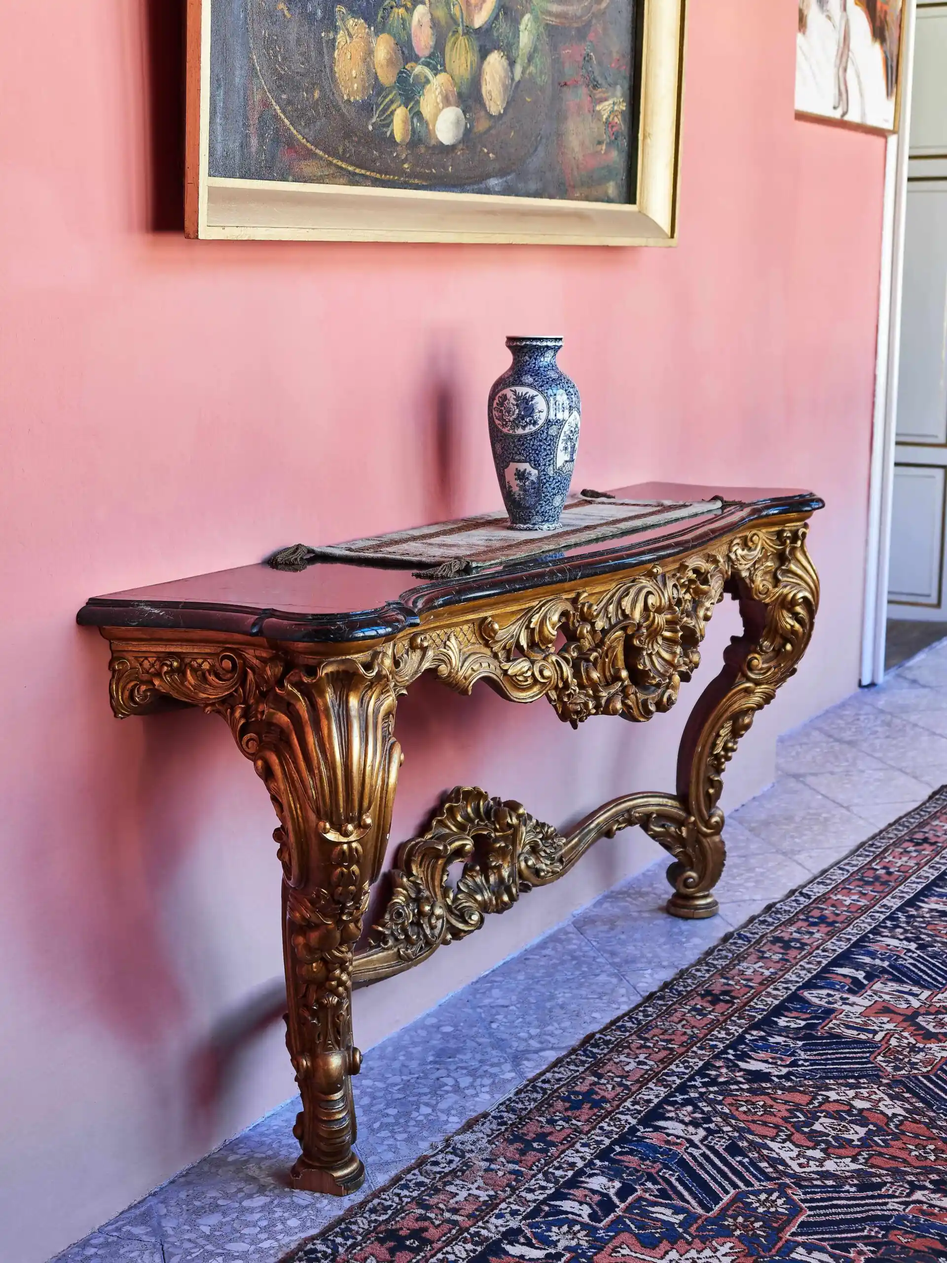 Bohatě vyřezávaný konzolový stůl s mramorem