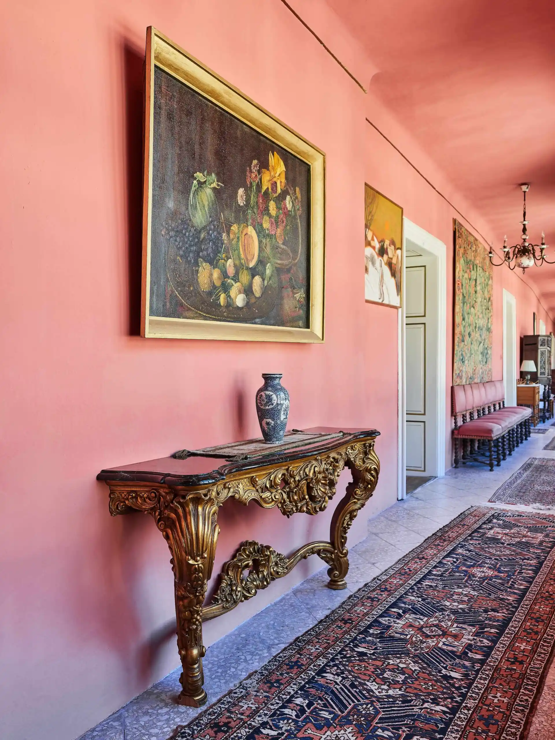 Bohatě vyřezávaný konzolový stůl s mramorem