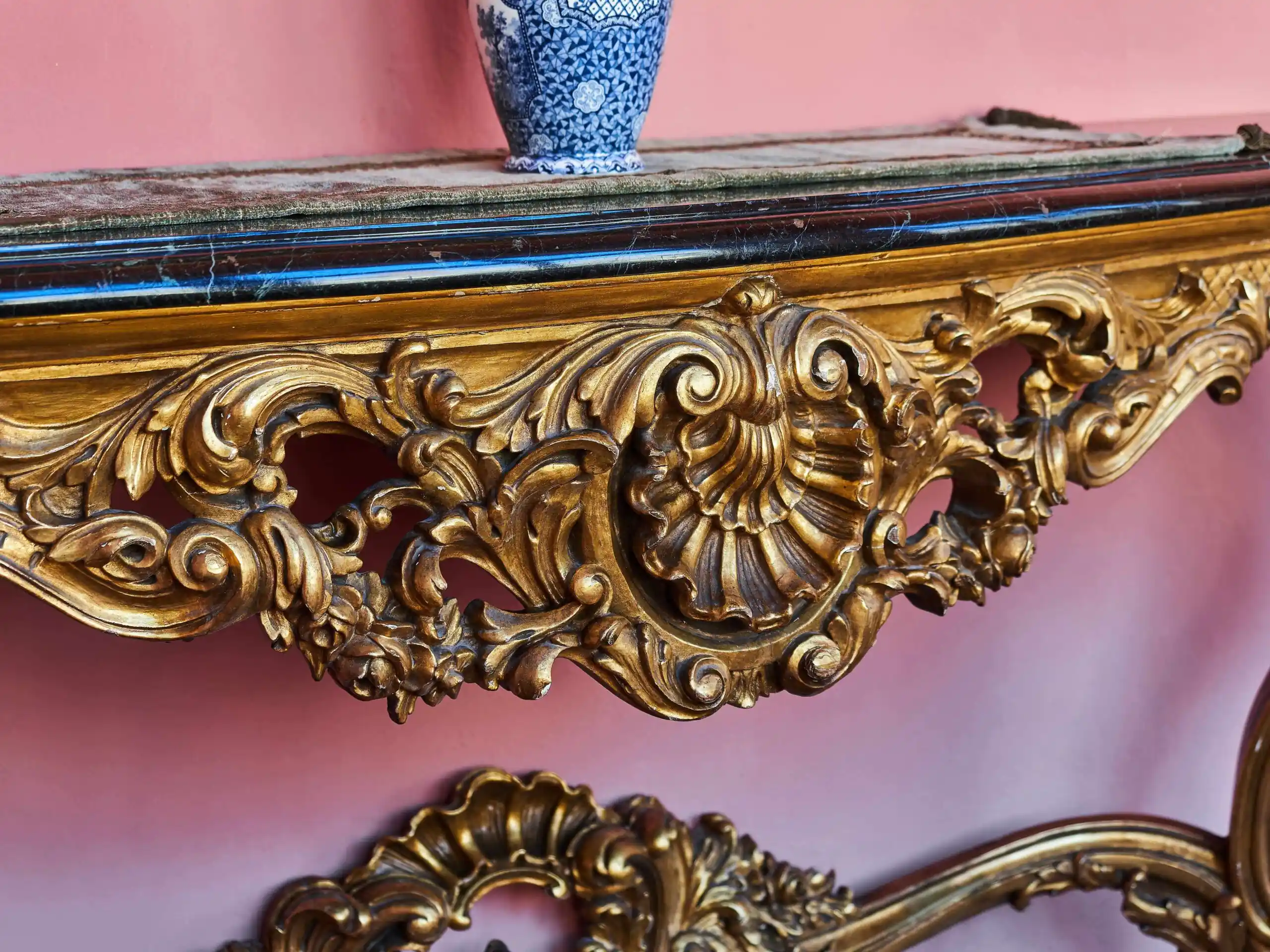 Bohatě vyřezávaný konzolový stůl s mramorem