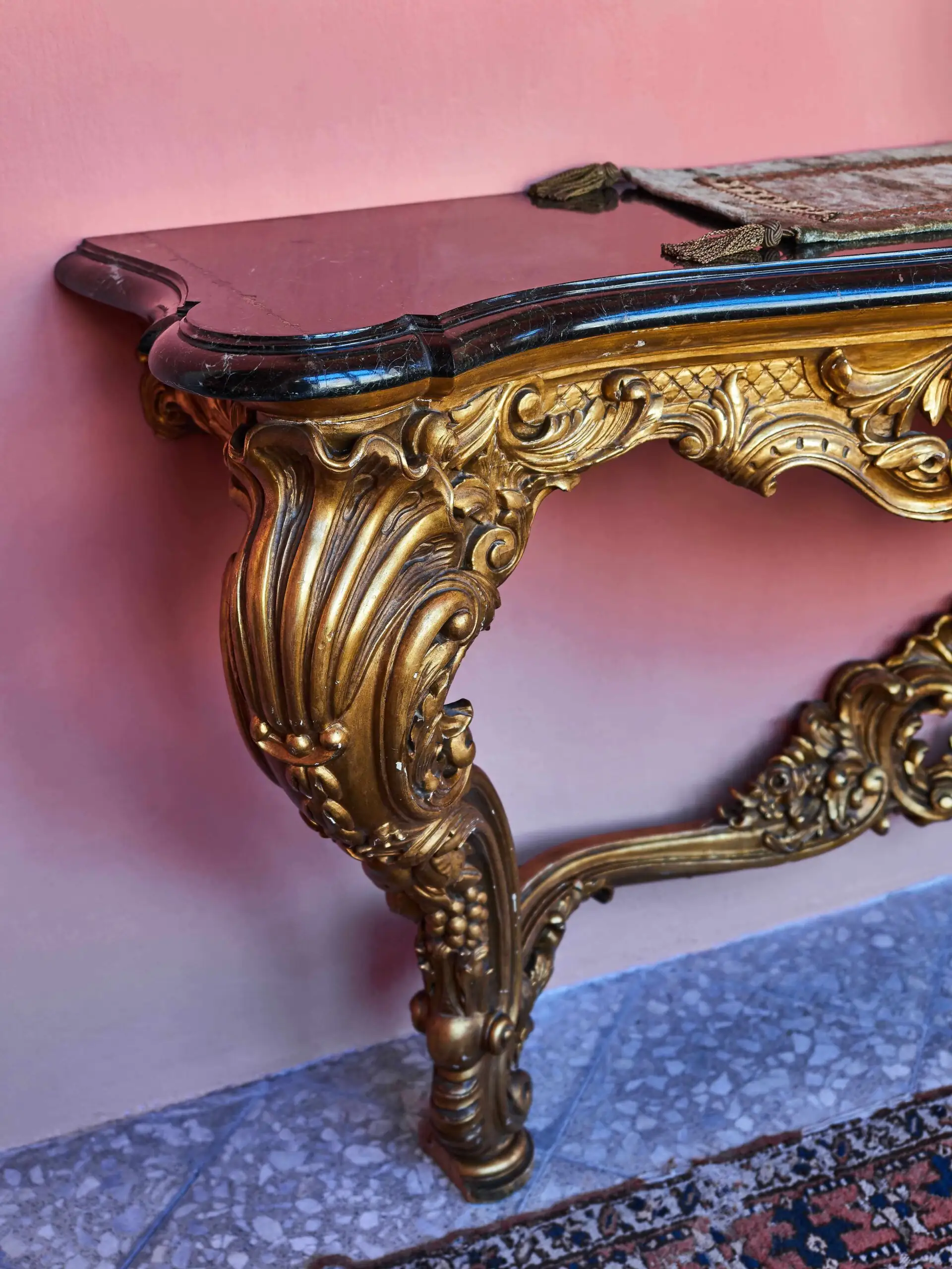 Bohatě vyřezávaný konzolový stůl s mramorem
