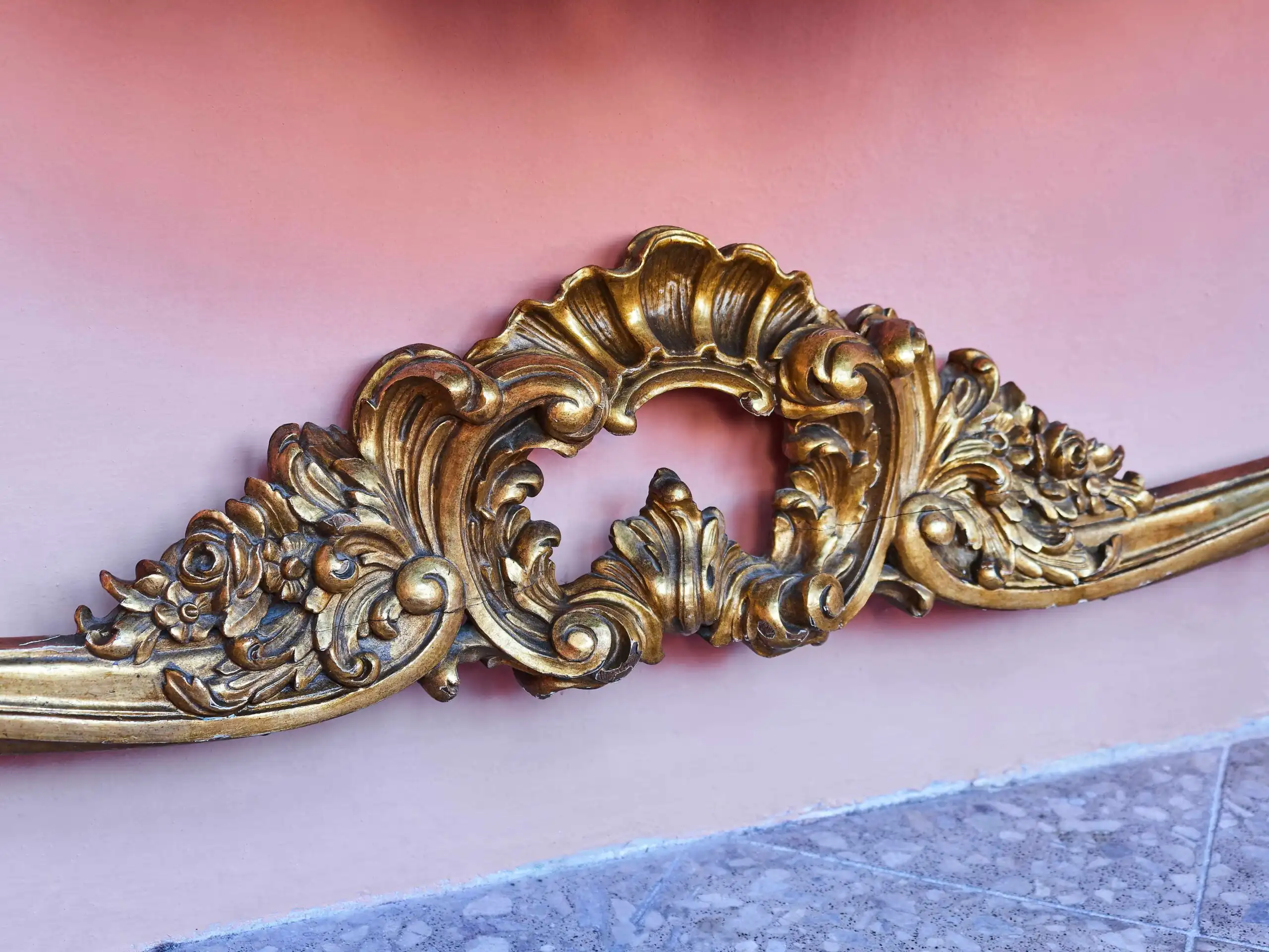 Bohatě vyřezávaný konzolový stůl s mramorem