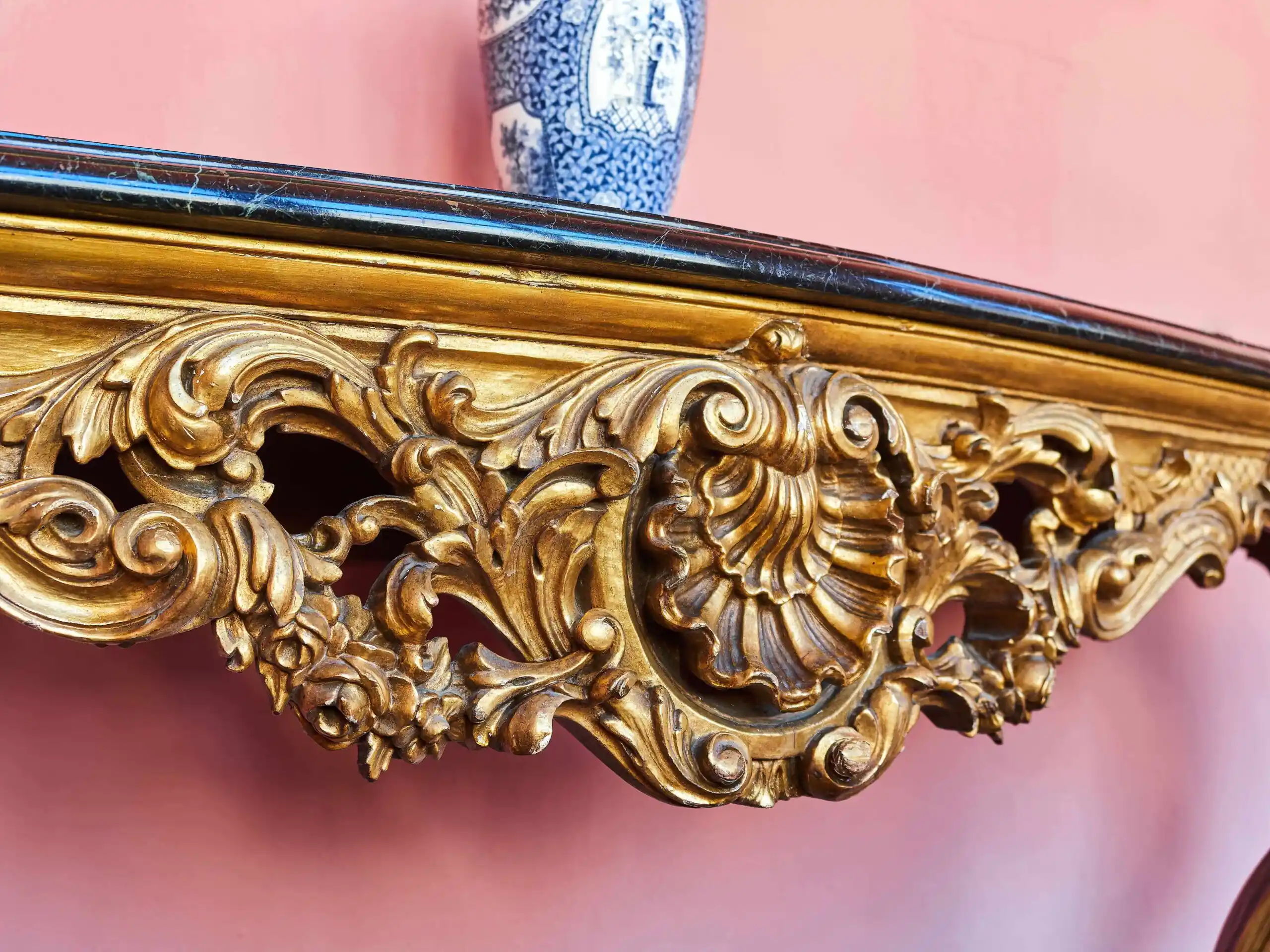 Bohatě vyřezávaný konzolový stůl s mramorem