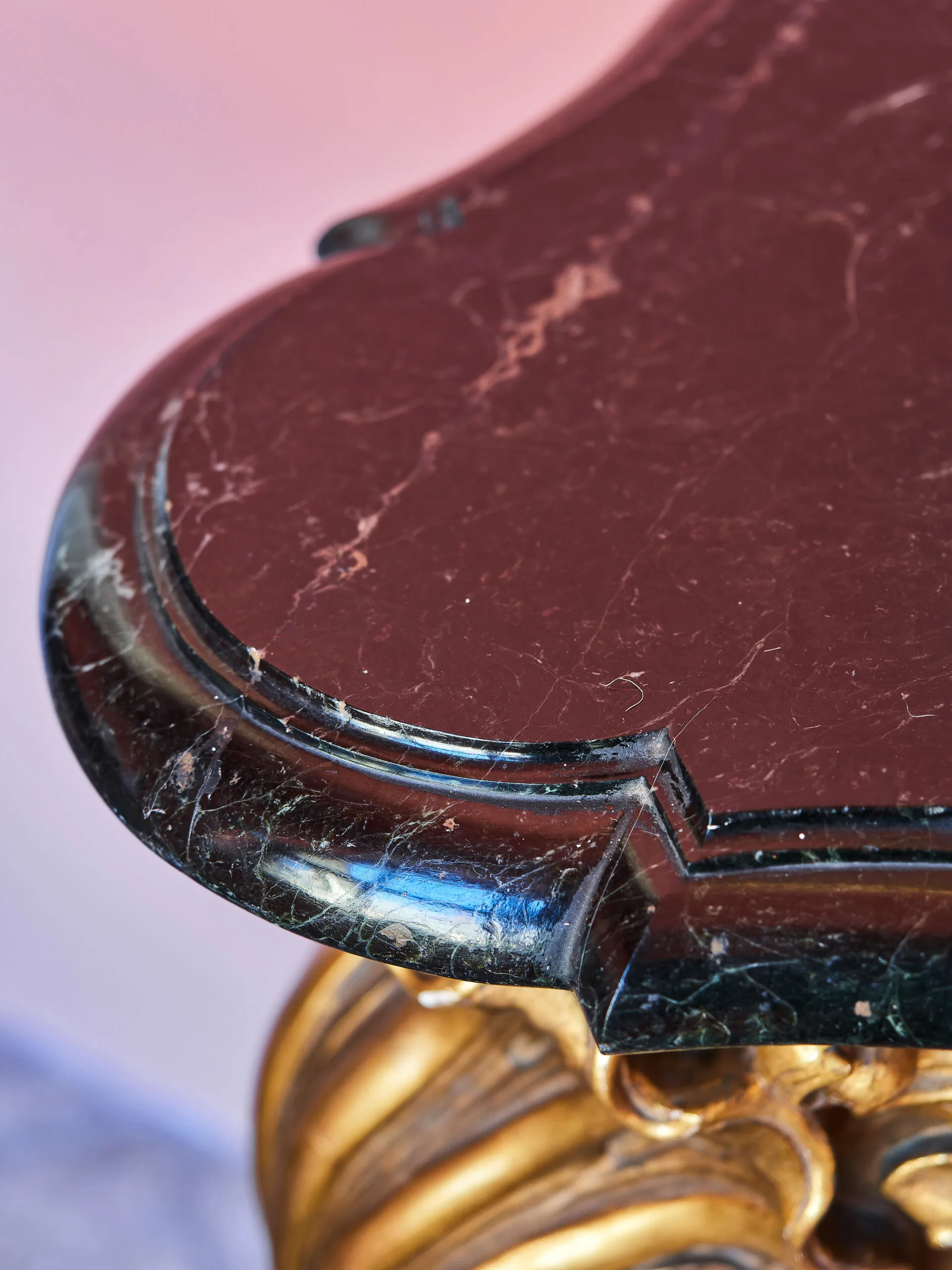 Bohatě vyřezávaný konzolový stůl s mramorem