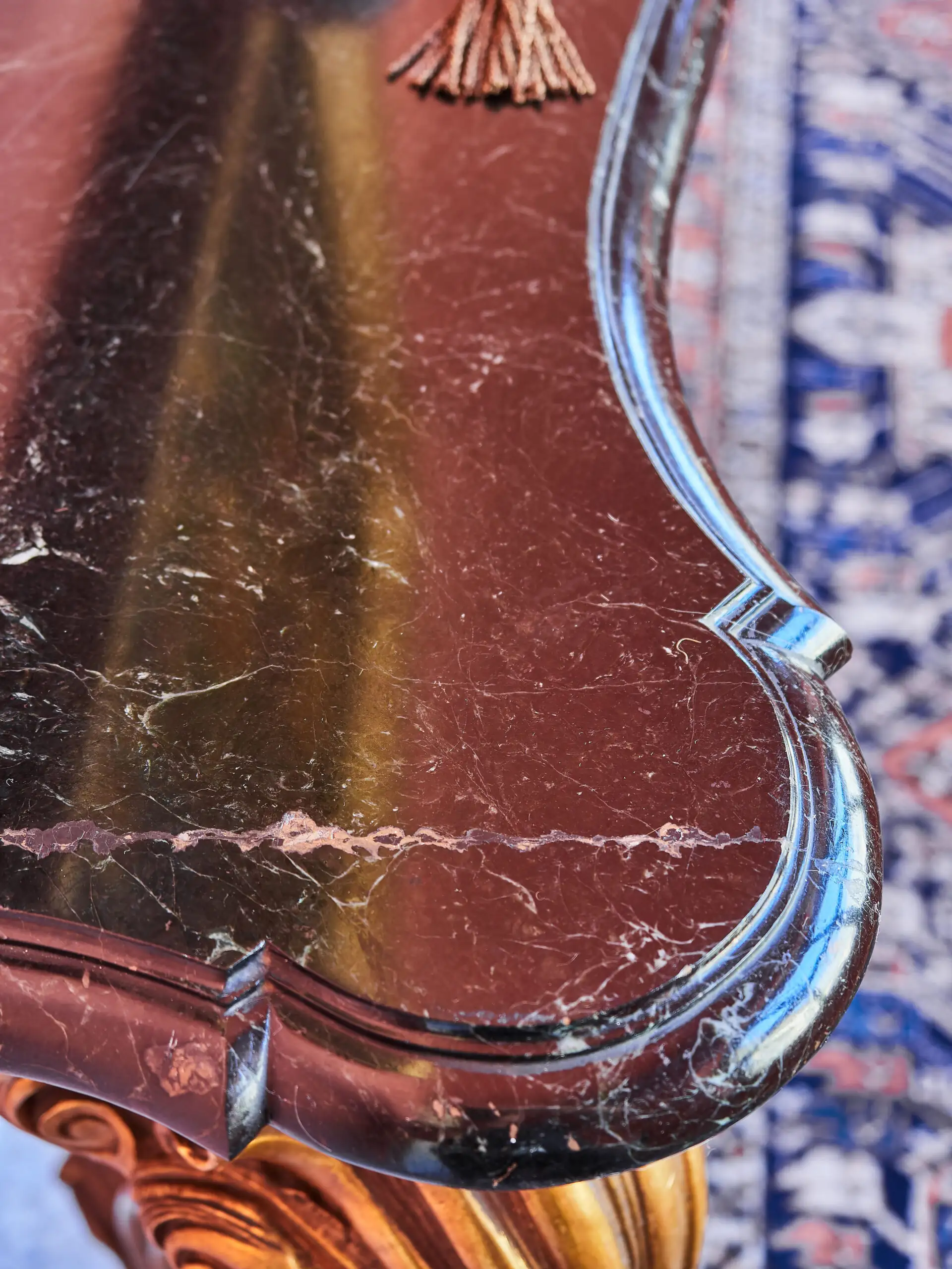 Bohatě vyřezávaný konzolový stůl s mramorem