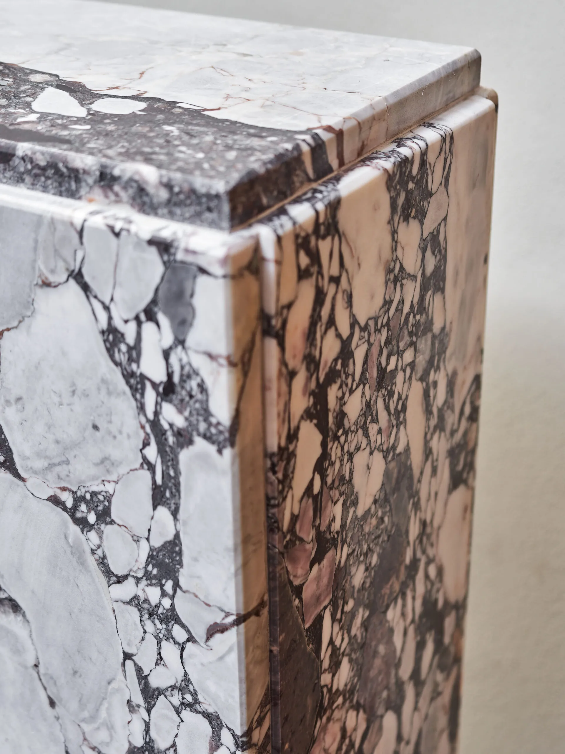 Mramorový podstavec ve stylu art deco