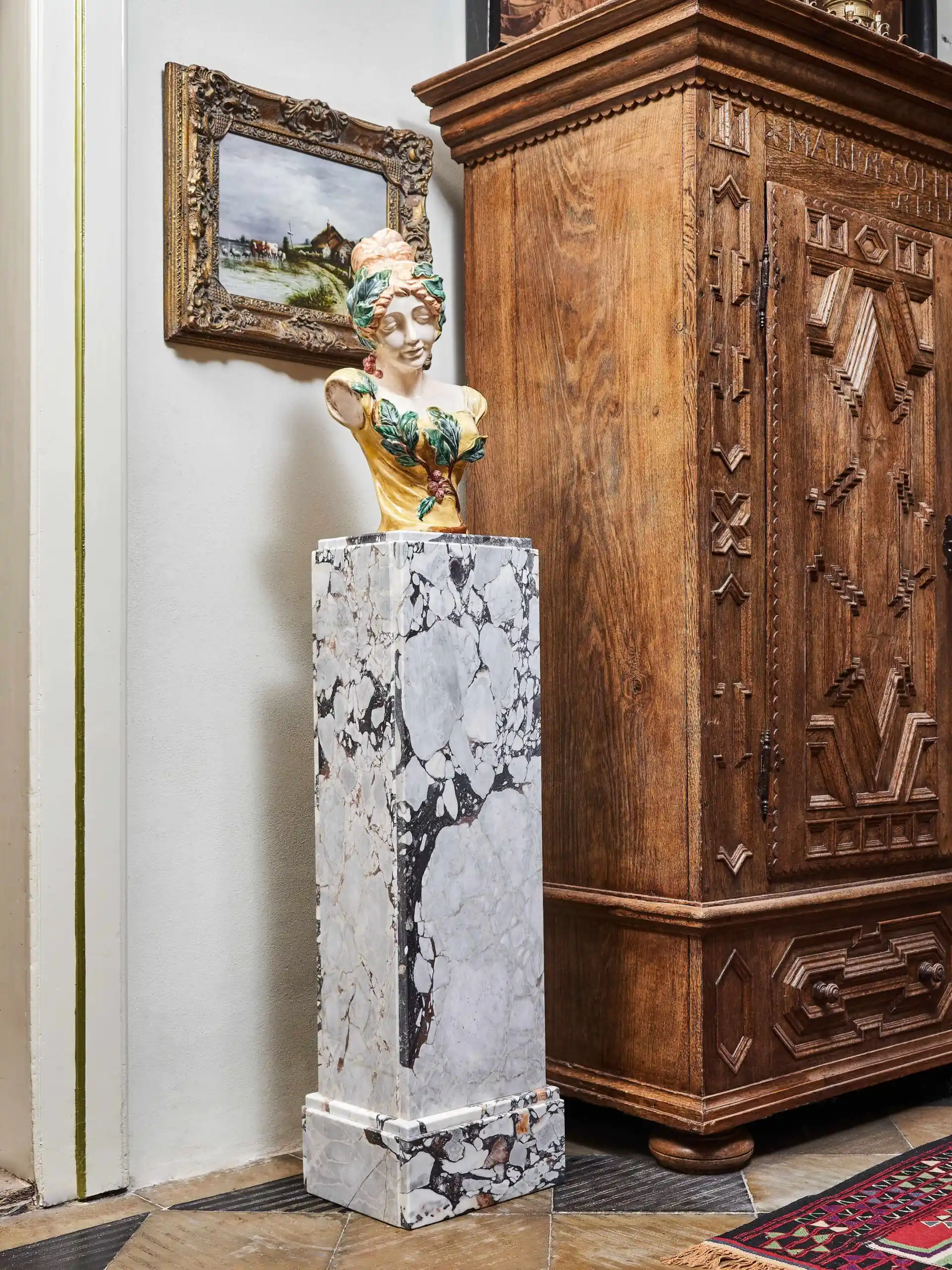 Mramorový podstavec ve stylu art deco