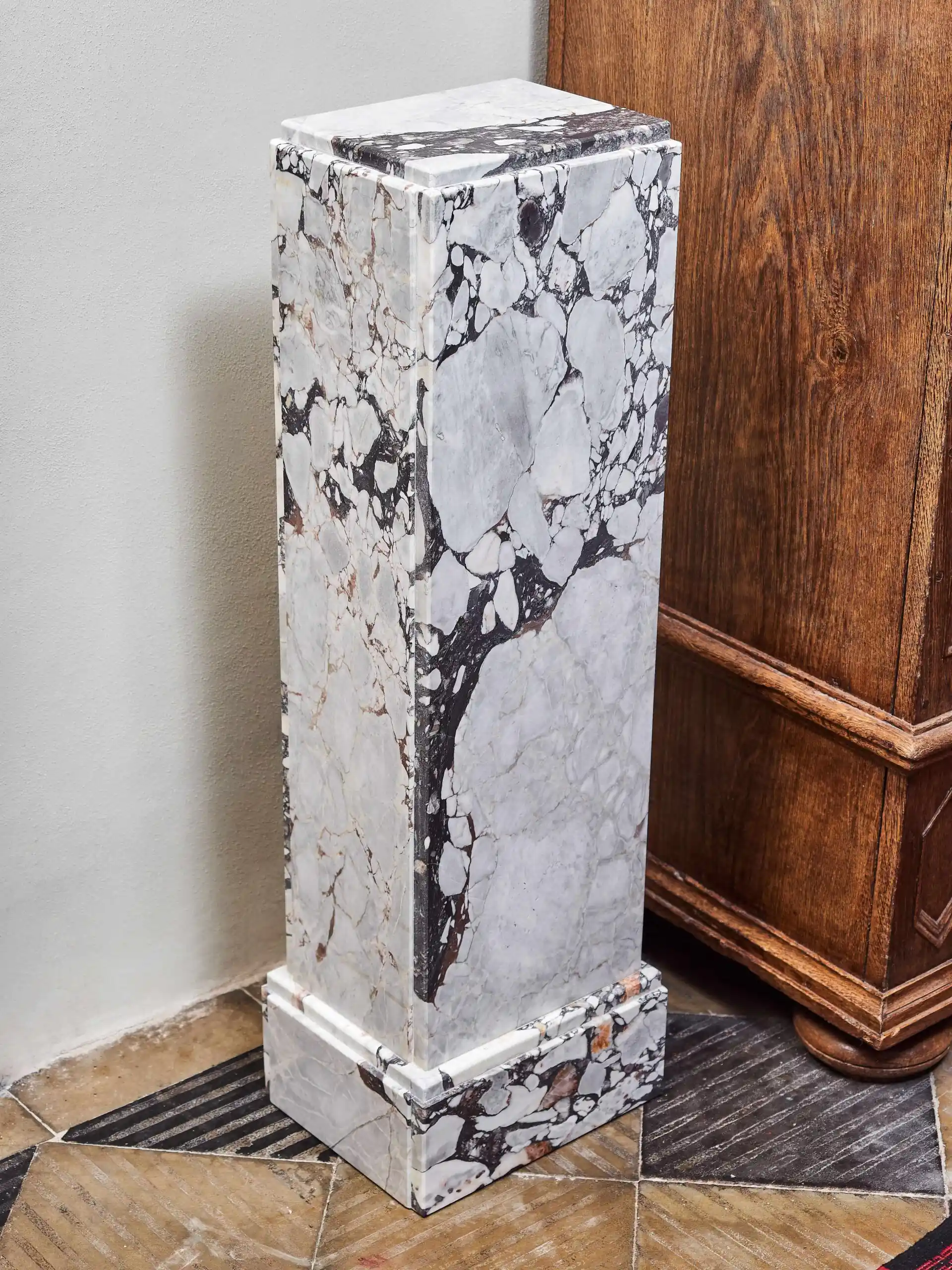 Mramorový podstavec ve stylu art deco