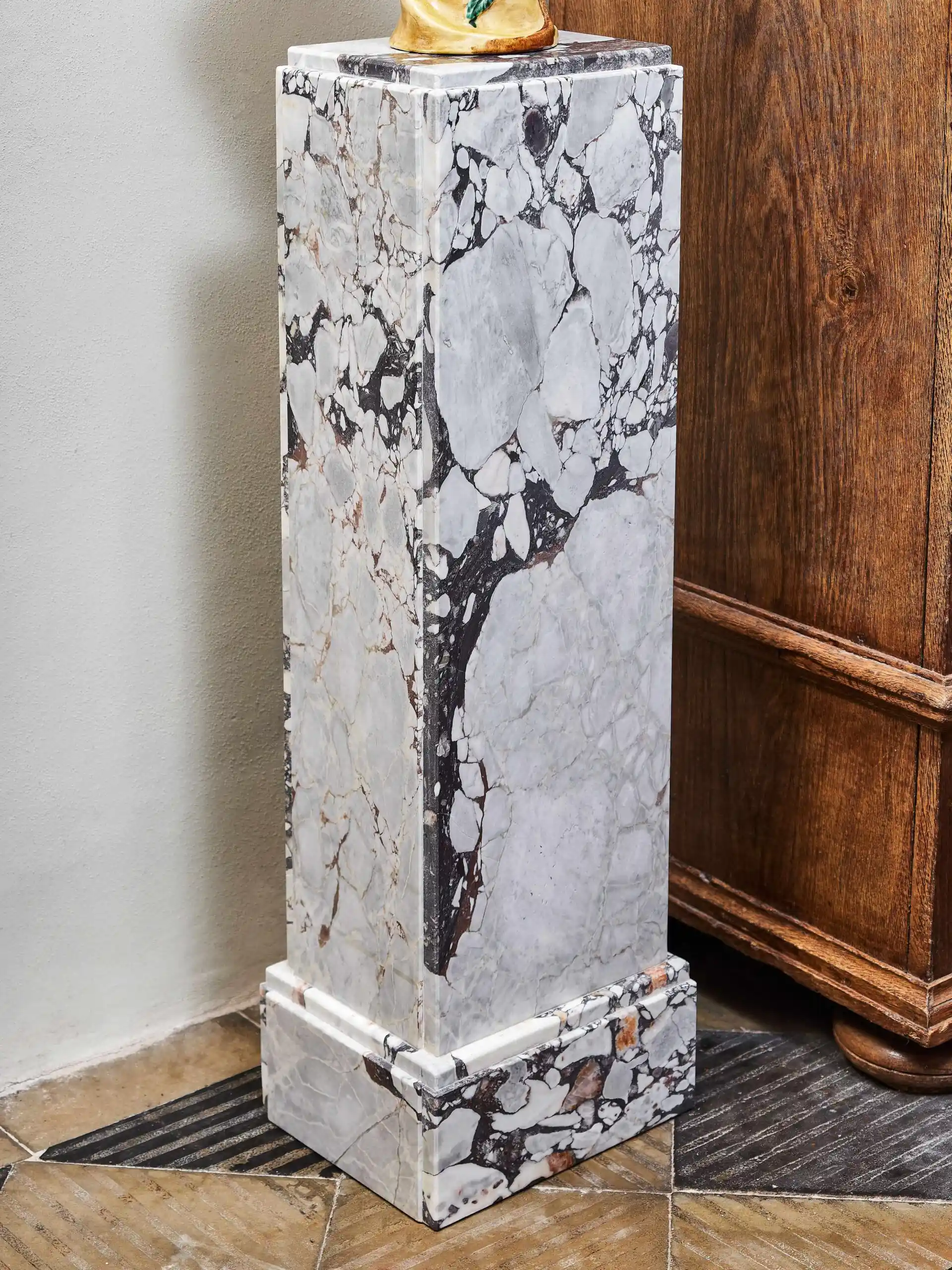 Mramorový podstavec ve stylu art deco