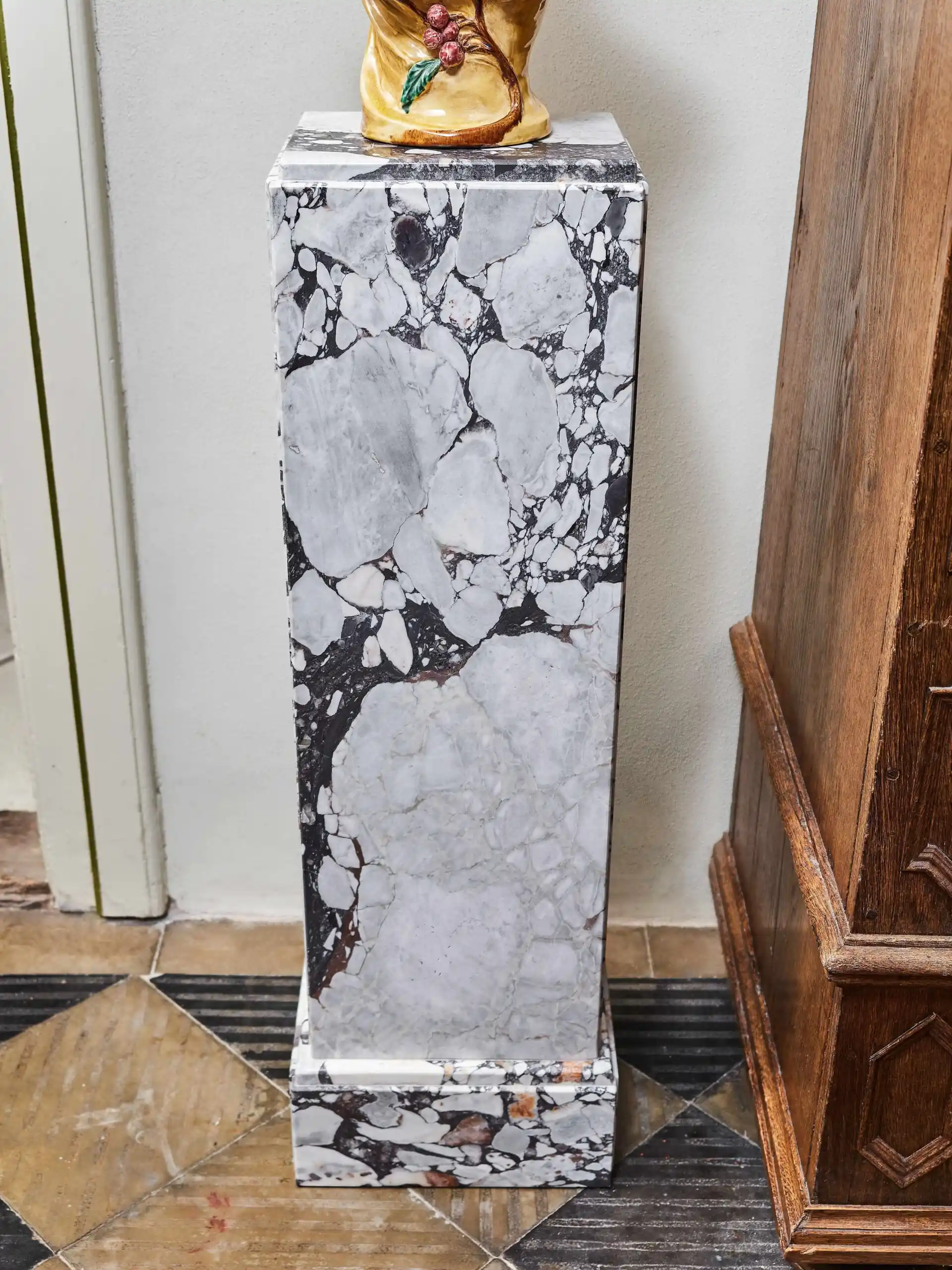 Mramorový podstavec ve stylu art deco