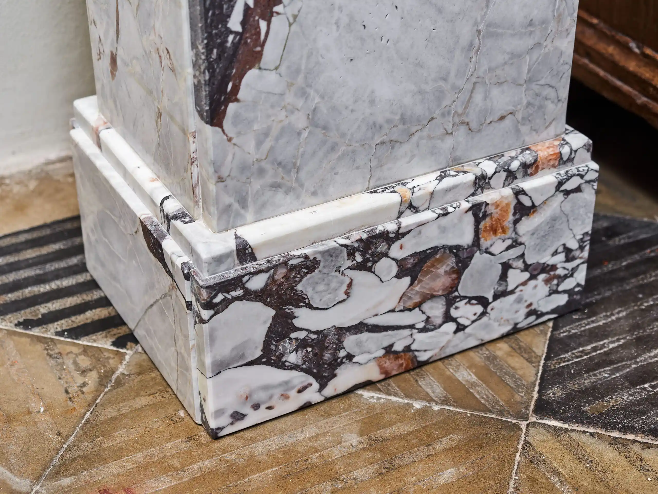 Mramorový podstavec ve stylu art deco