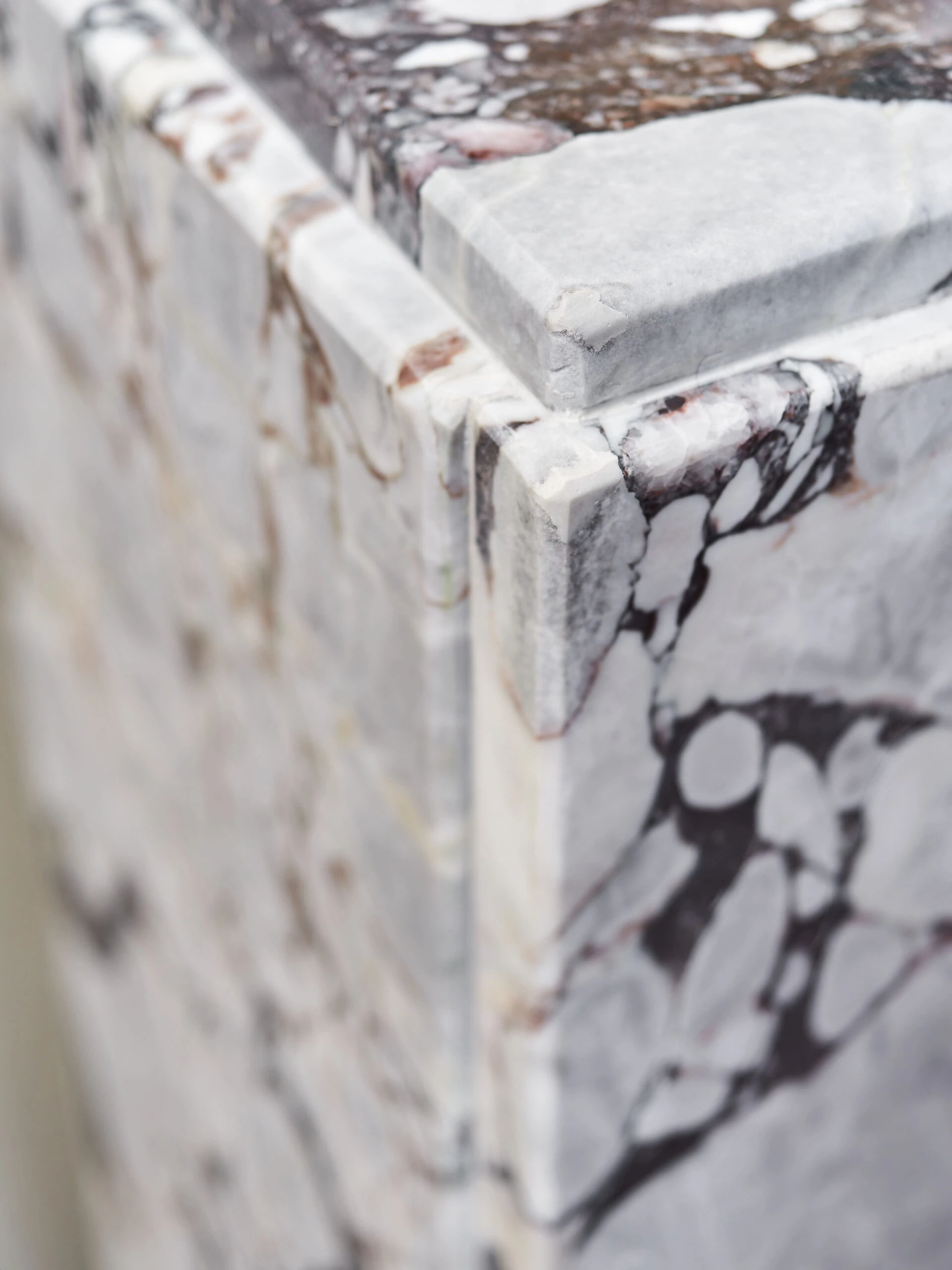 Mramorový podstavec ve stylu art deco