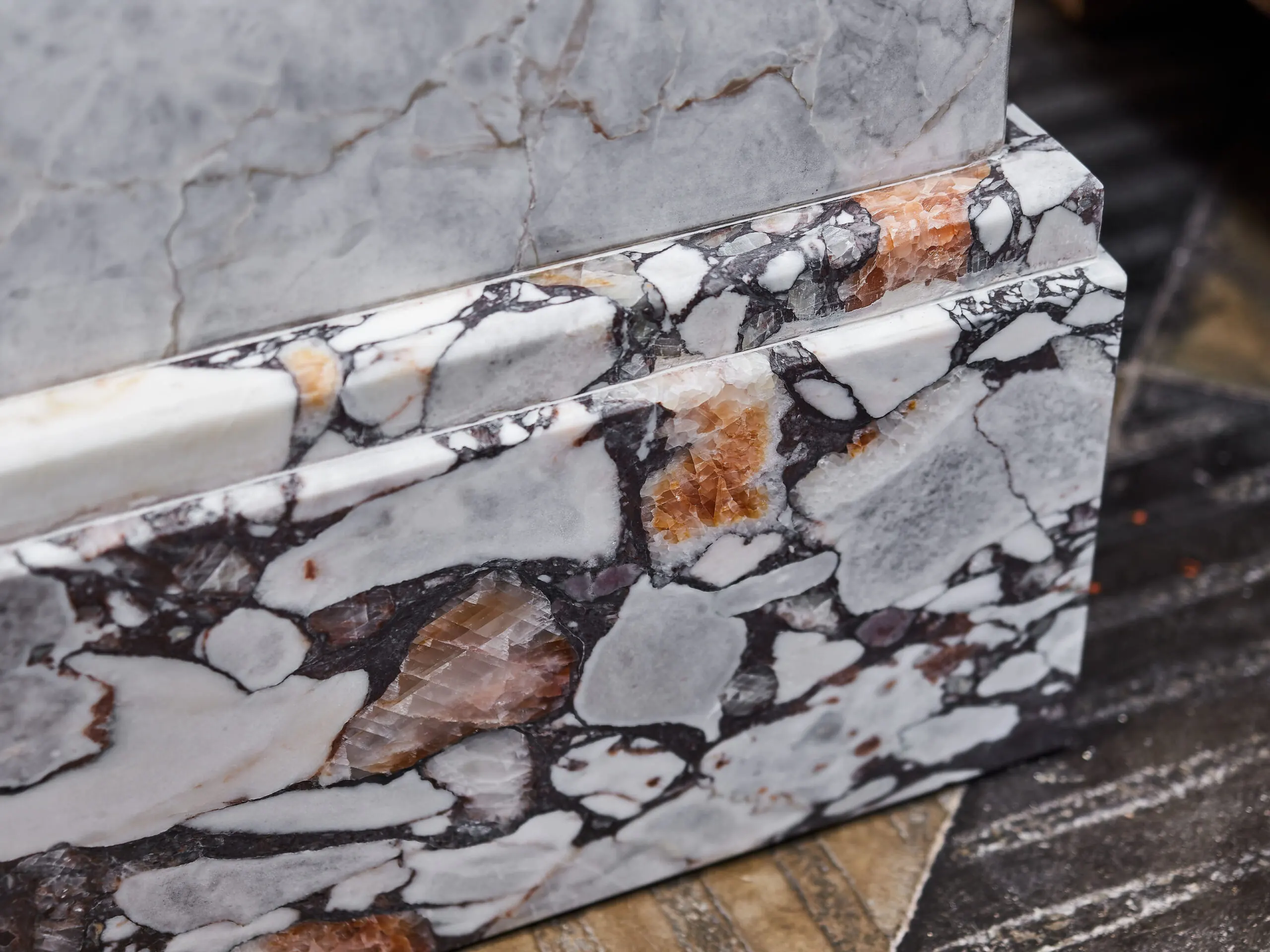 Mramorový podstavec ve stylu art deco