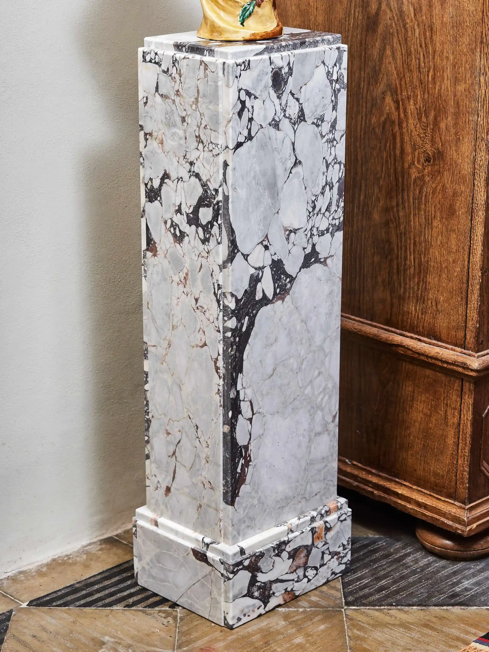 Mramorový podstavec ve stylu art deco