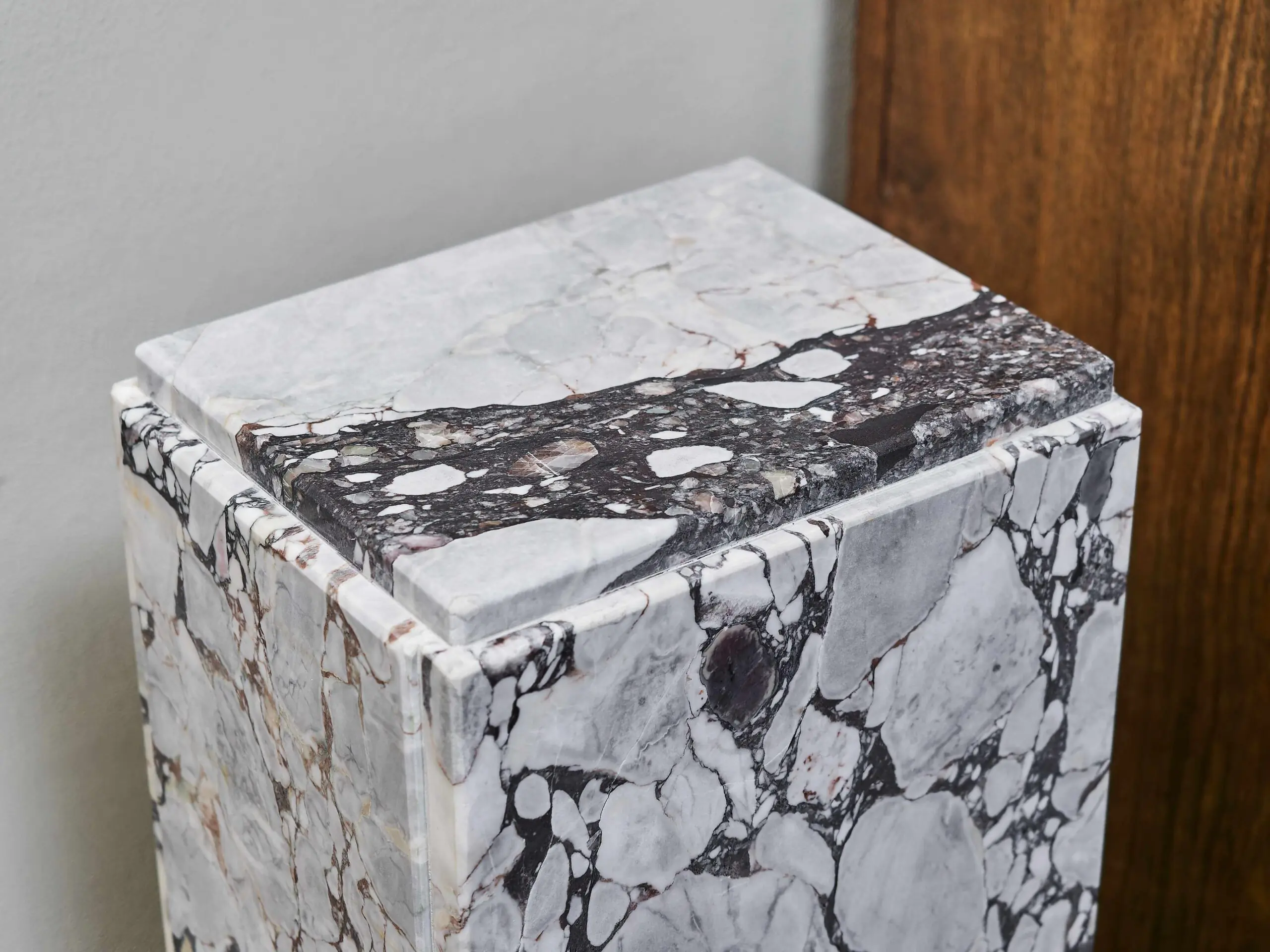 Mramorový podstavec ve stylu art deco