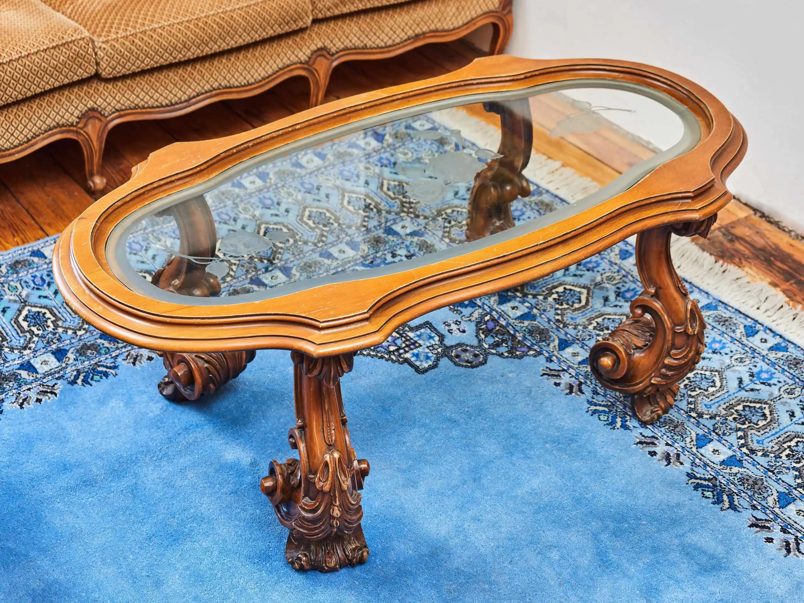 Konferenční stolek vyřezávaný v barokním stylu