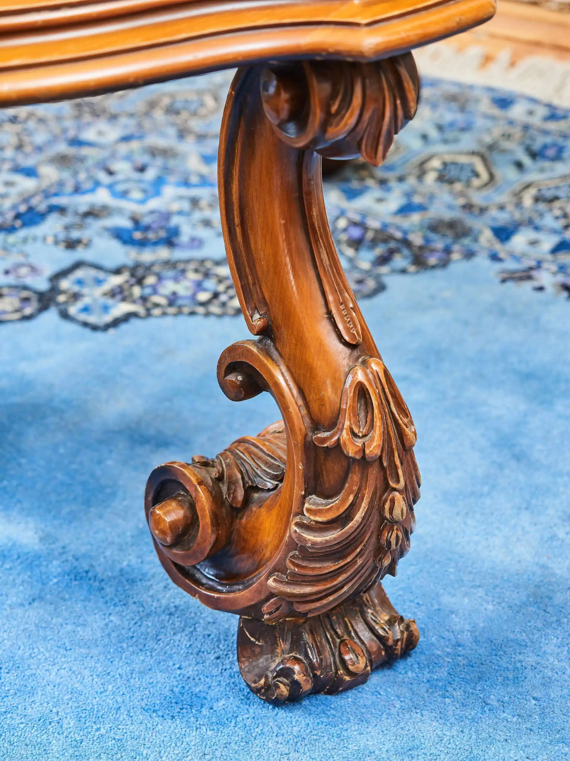 Konferenční stolek vyřezávaný v barokním stylu