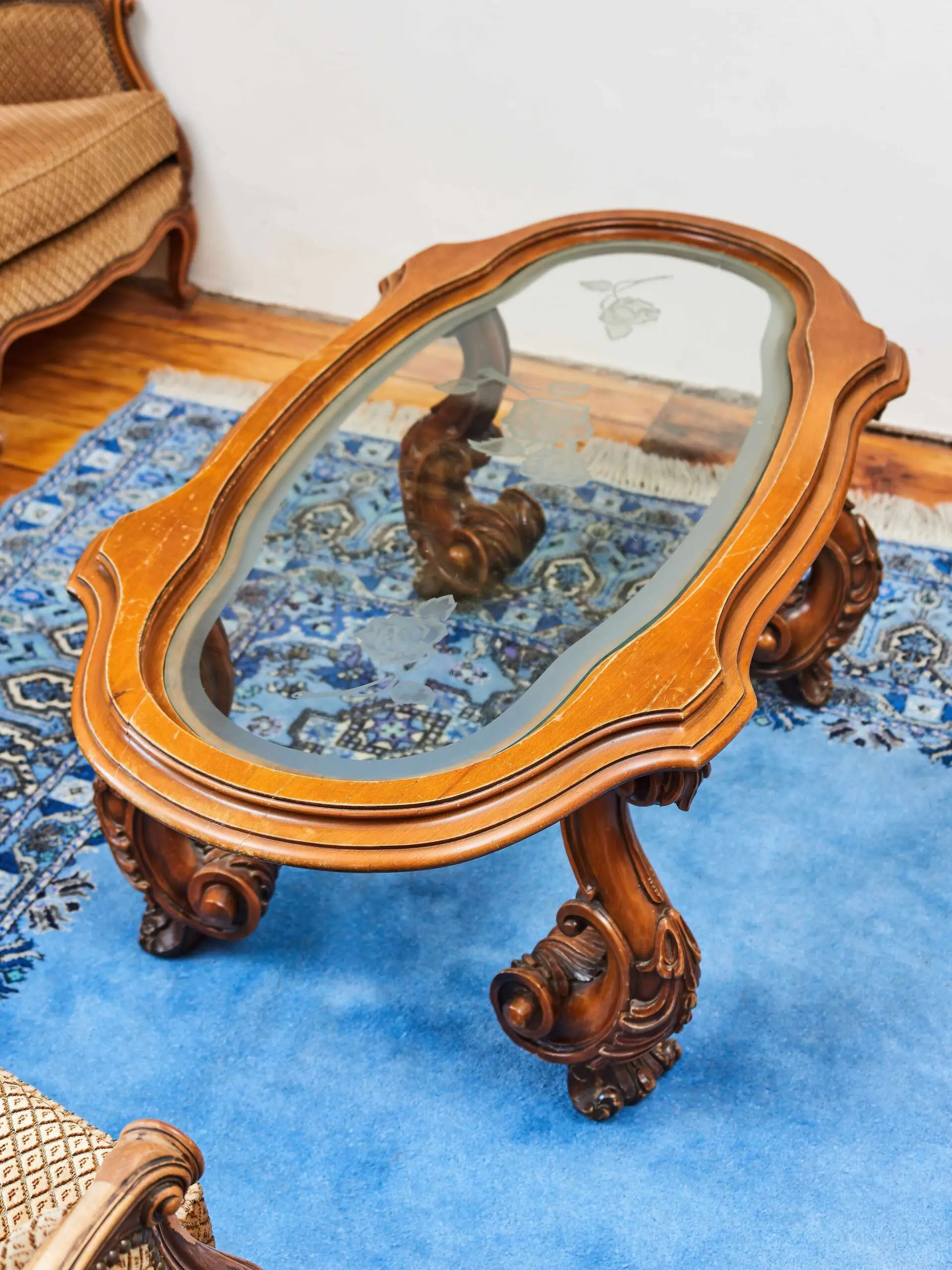 Konferenční stolek vyřezávaný v barokním stylu