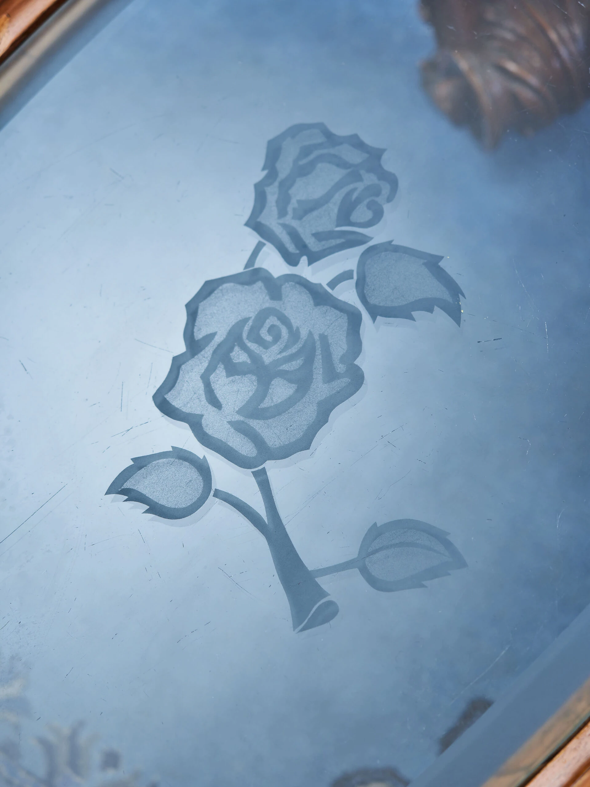 Konferenční stolek vyřezávaný v barokním stylu