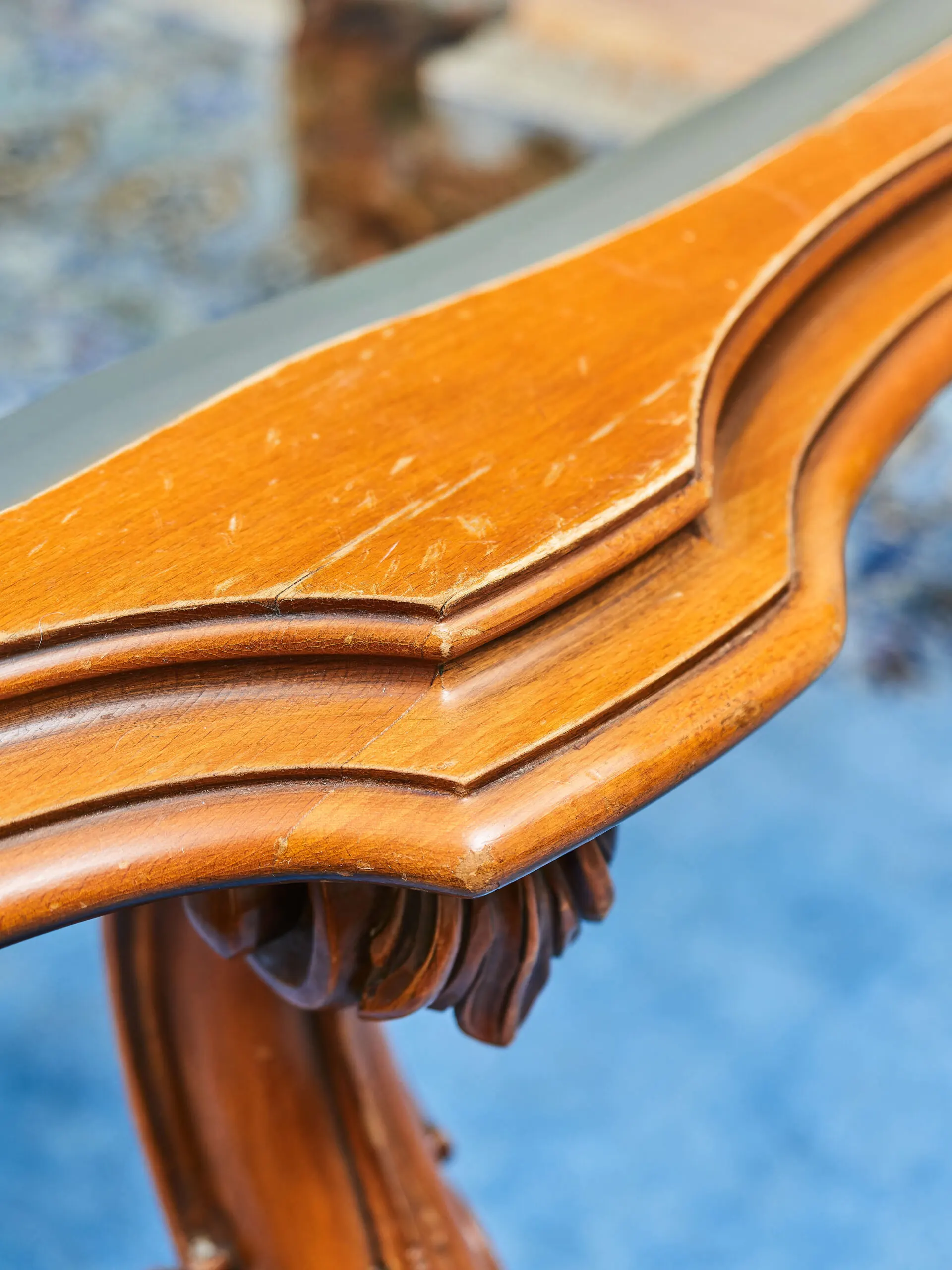 Konferenční stolek vyřezávaný v barokním stylu