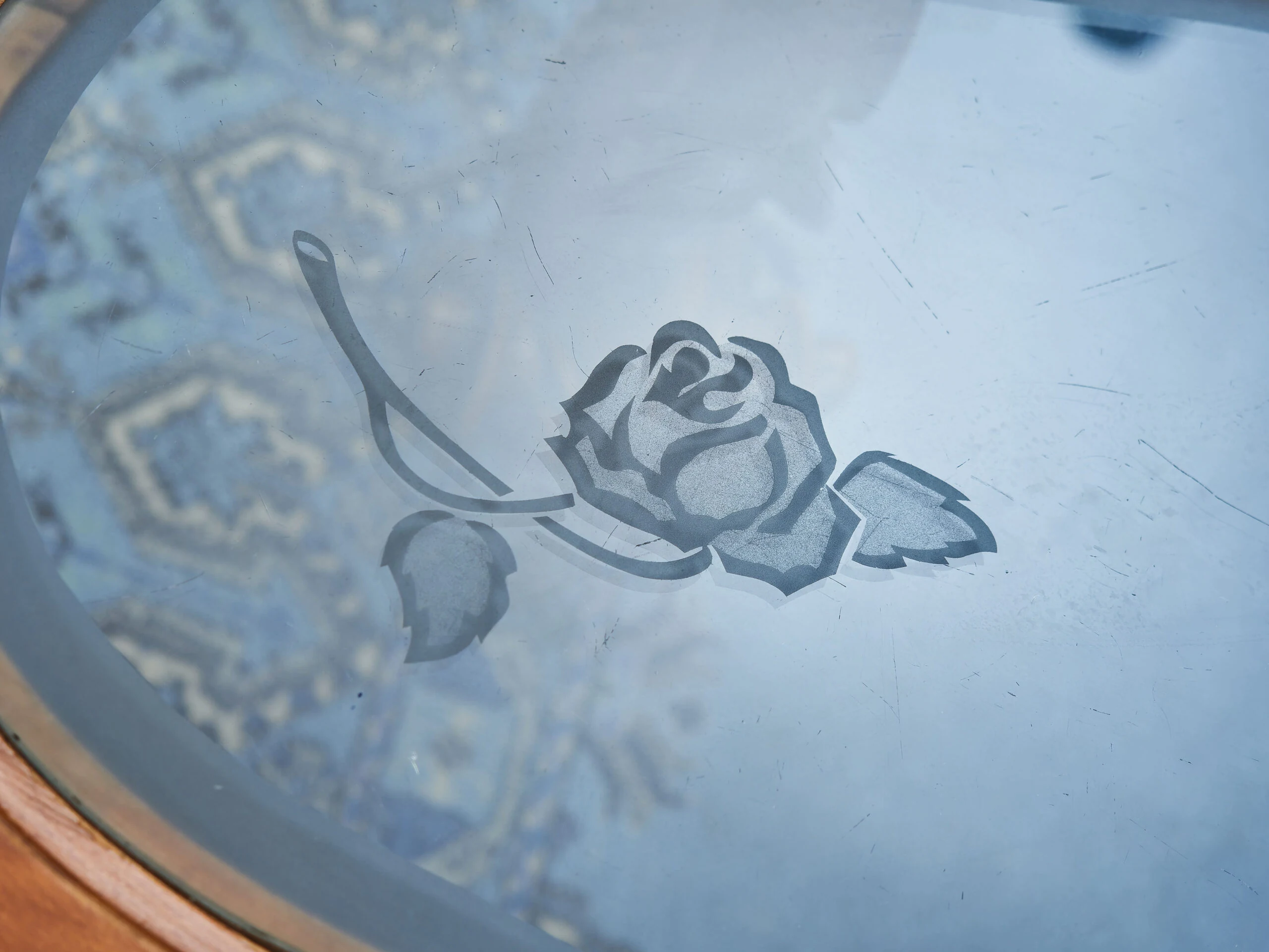 Konferenční stolek vyřezávaný v barokním stylu