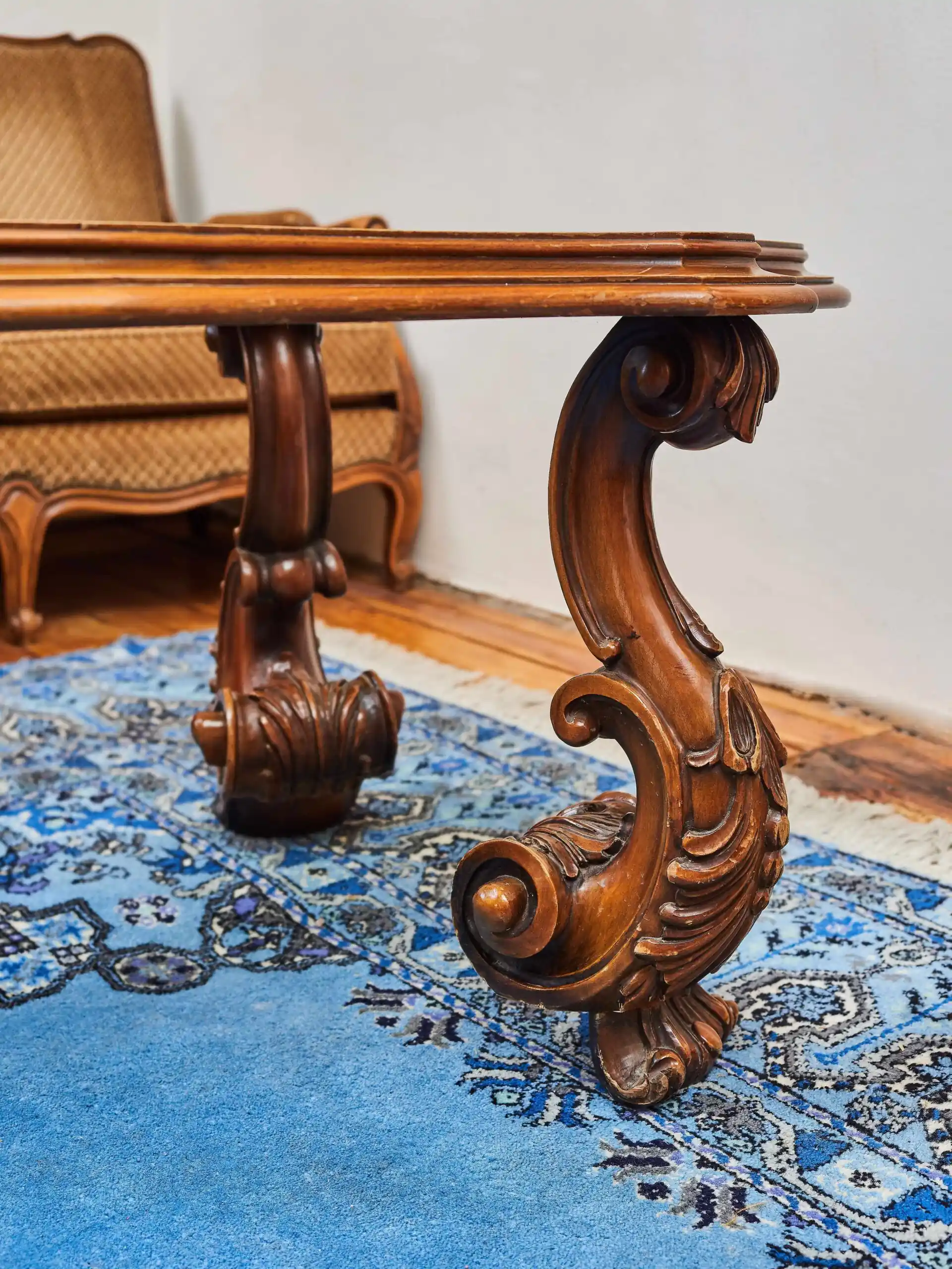 Konferenční stolek vyřezávaný v barokním stylu