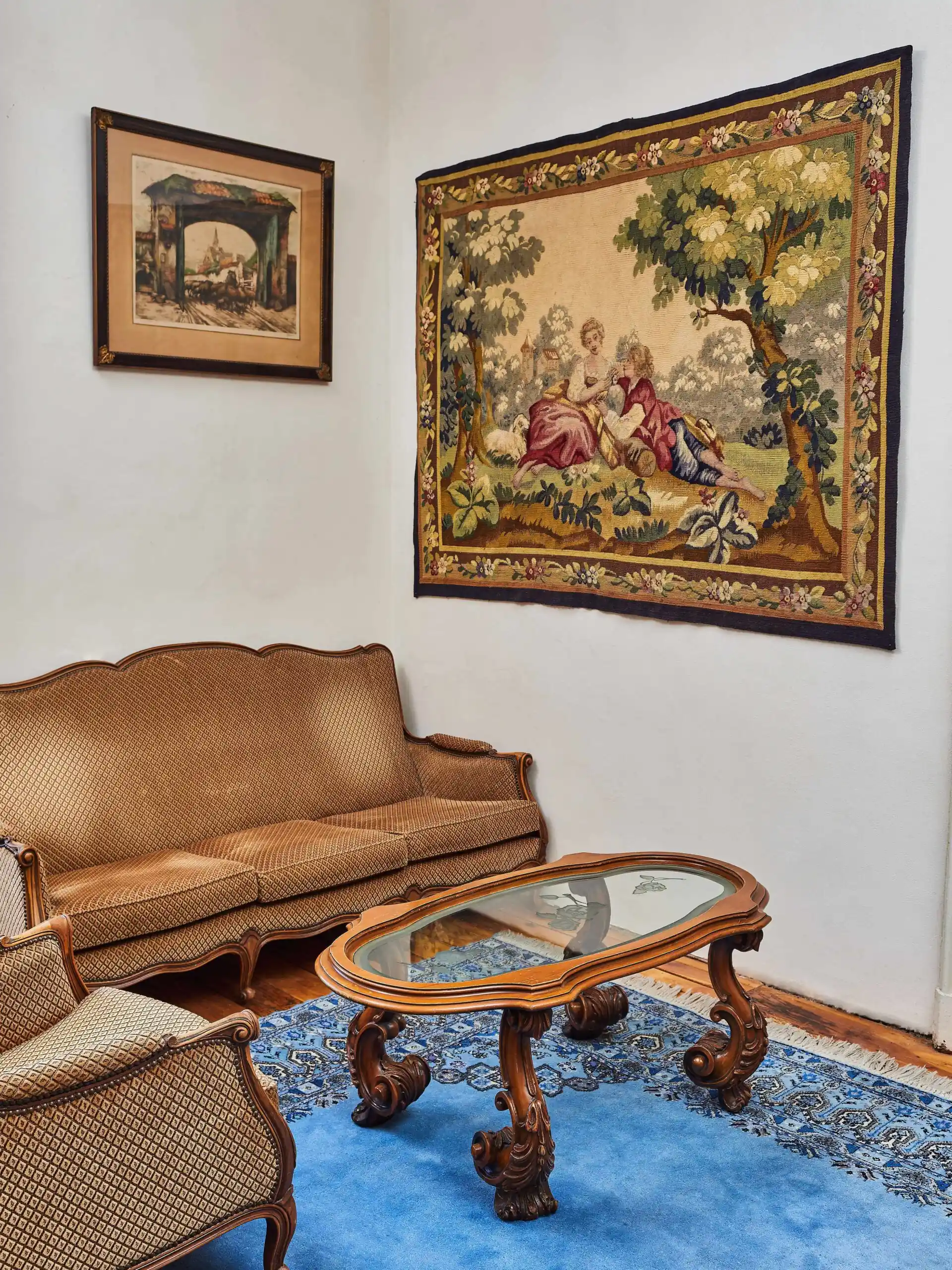 Konferenční stolek vyřezávaný v barokním stylu