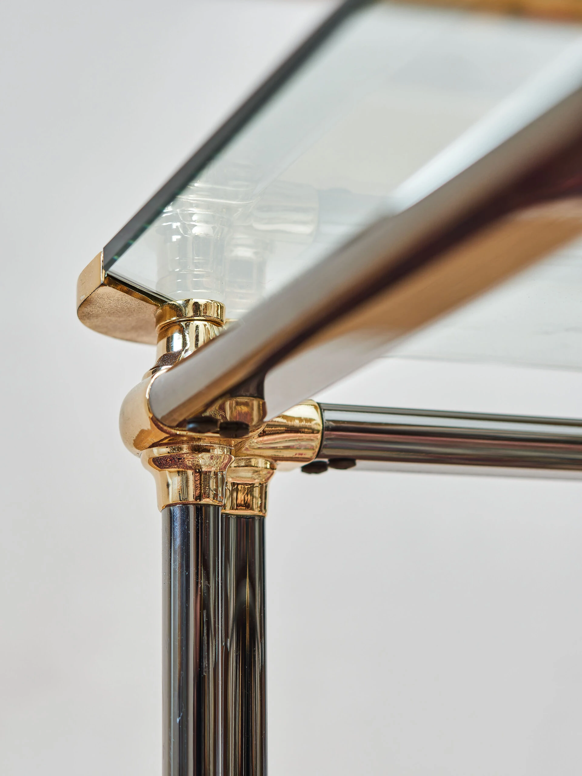 Designový konferenční stolek z čirého skla a kovu