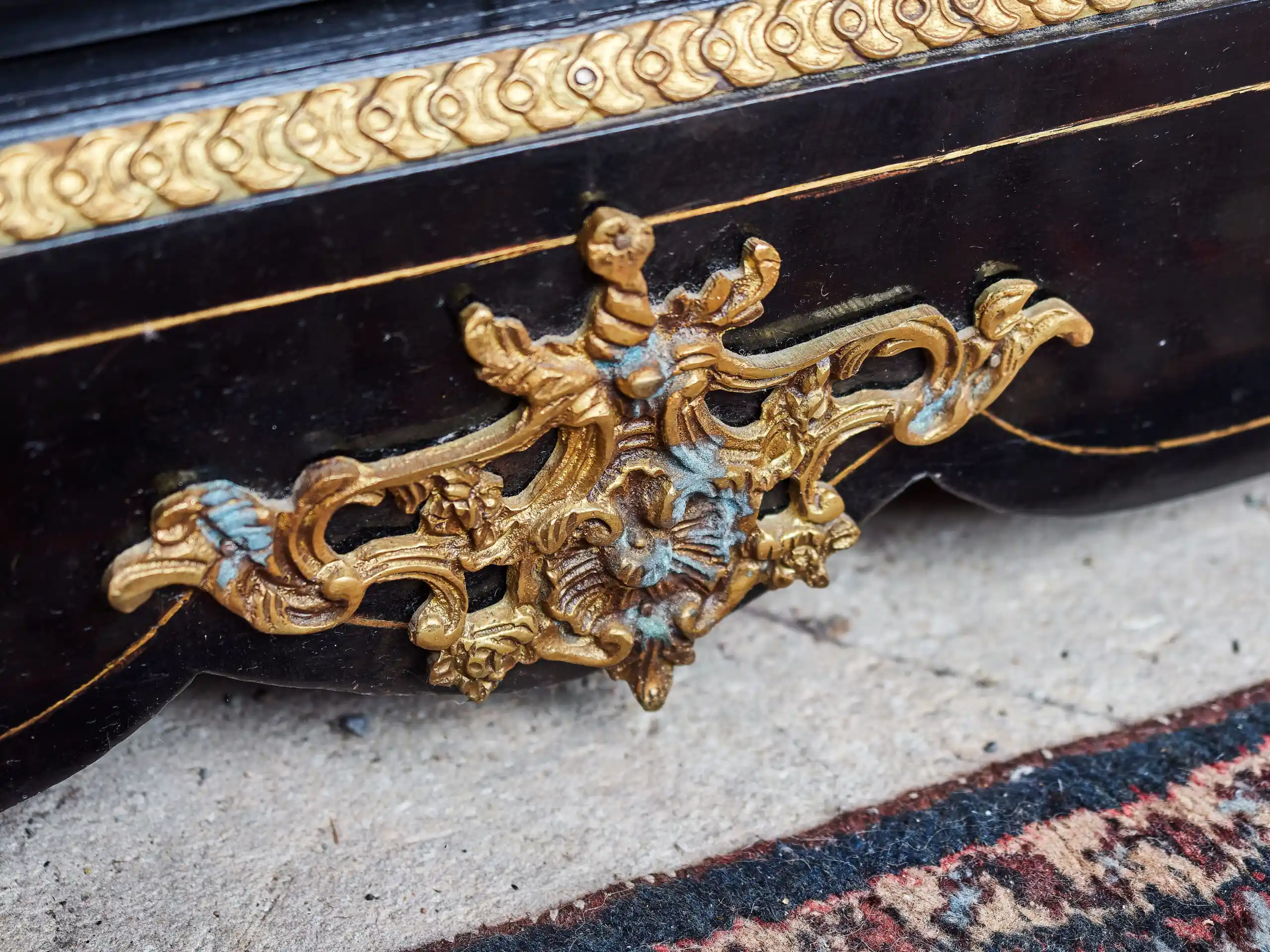 Komoda Boulle s mramorovou deskou