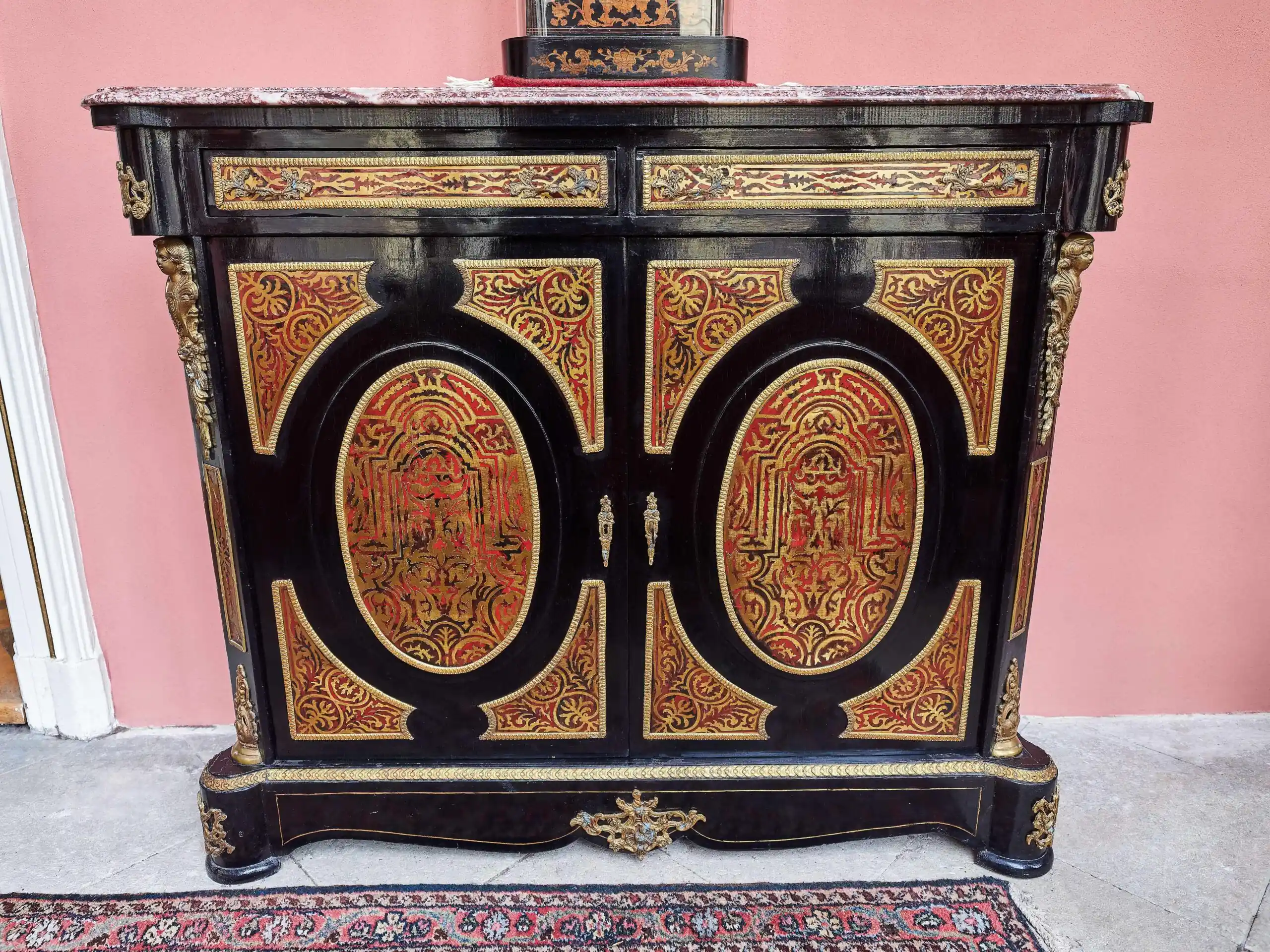 Komoda Boulle s mramorovou deskou