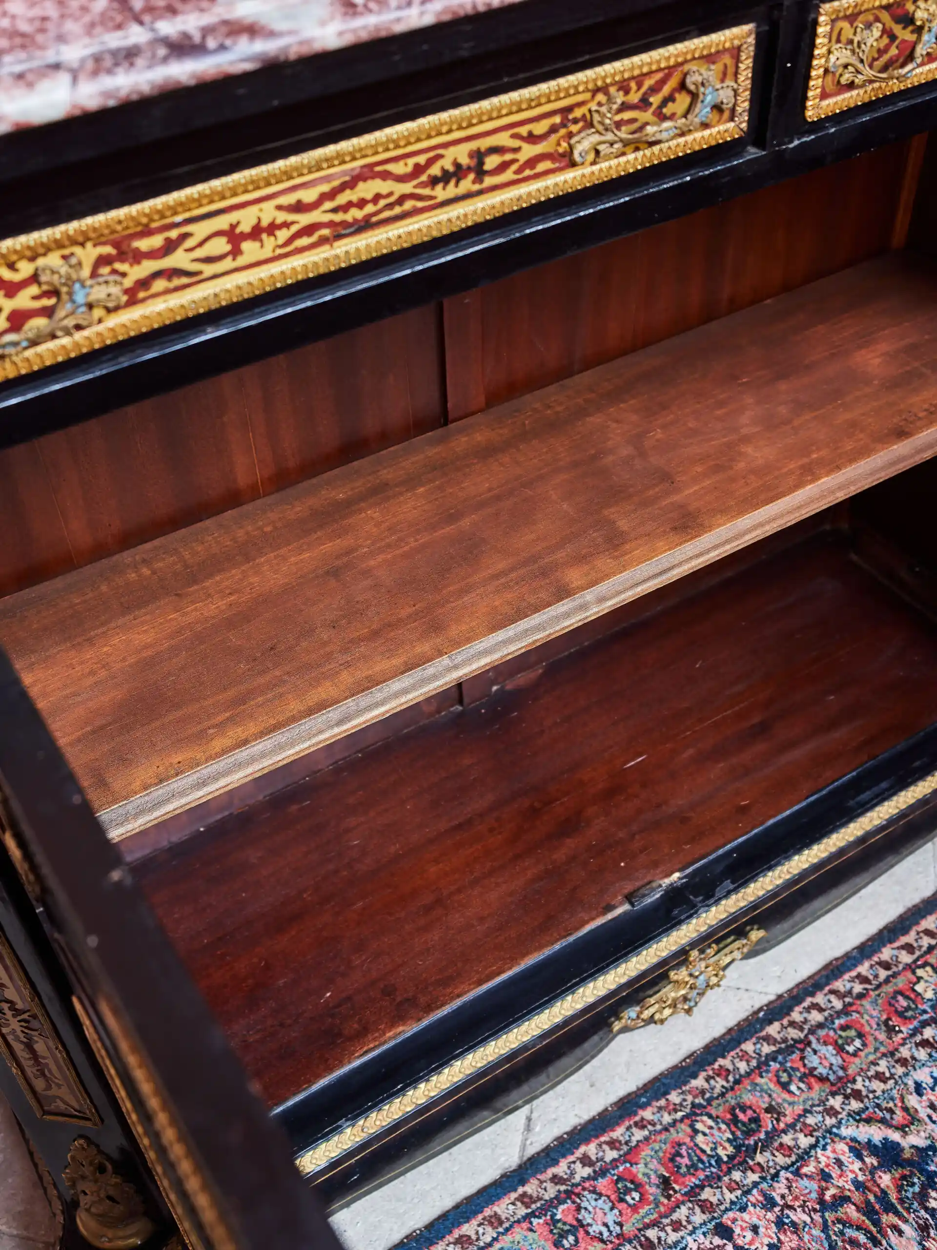 Komoda Boulle s mramorovou deskou