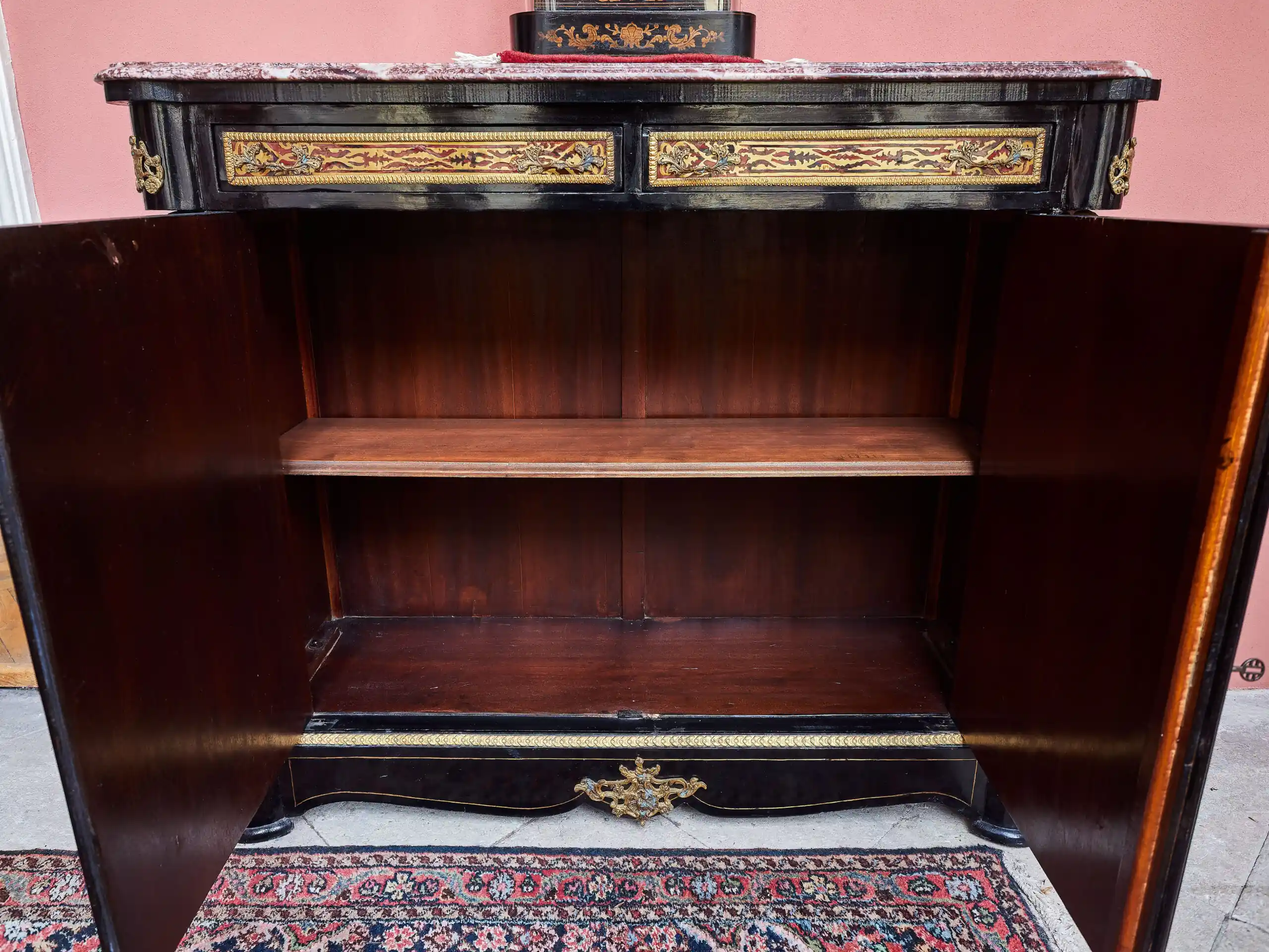 Komoda Boulle s mramorovou deskou