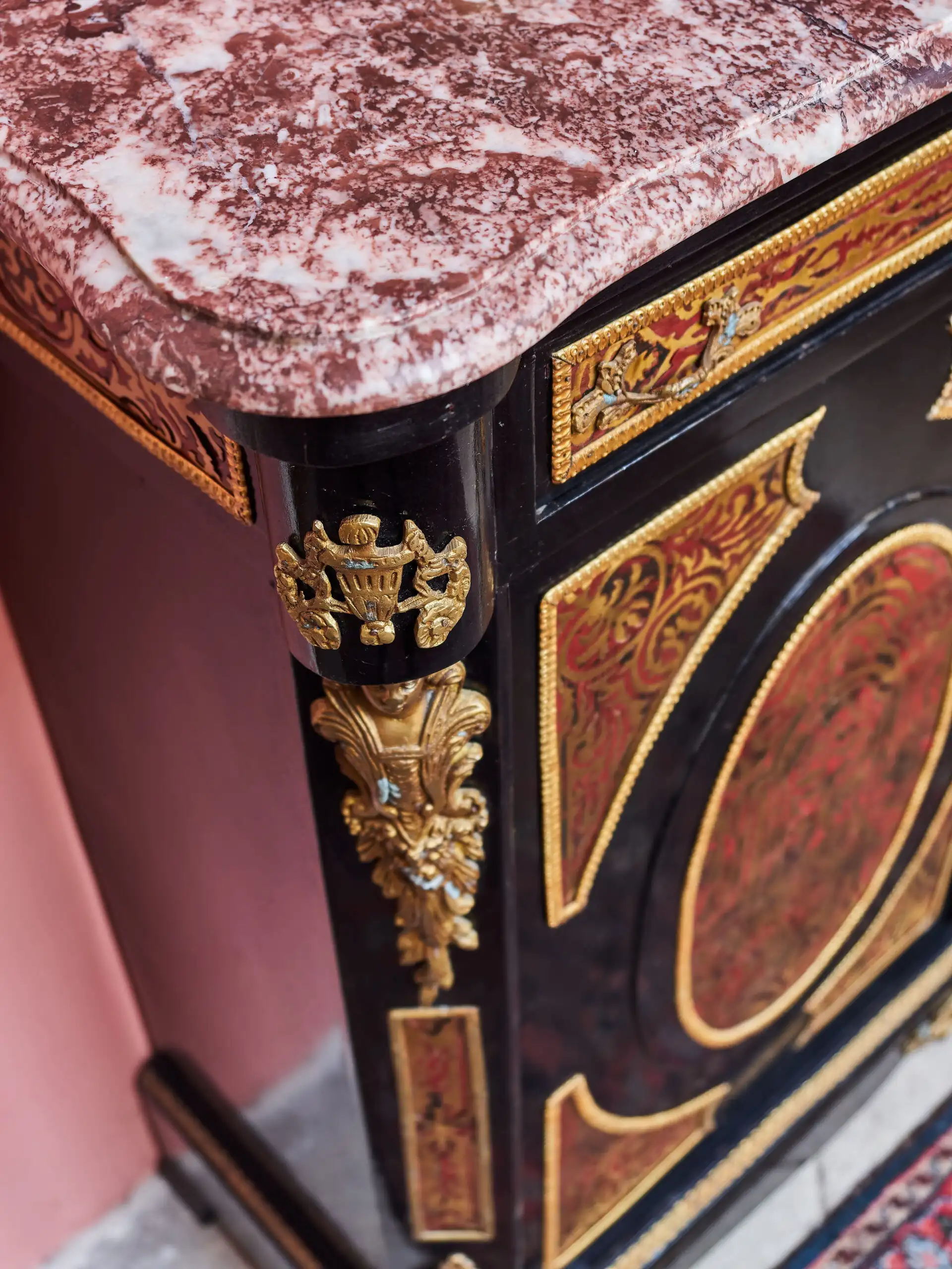 Komoda Boulle s mramorovou deskou