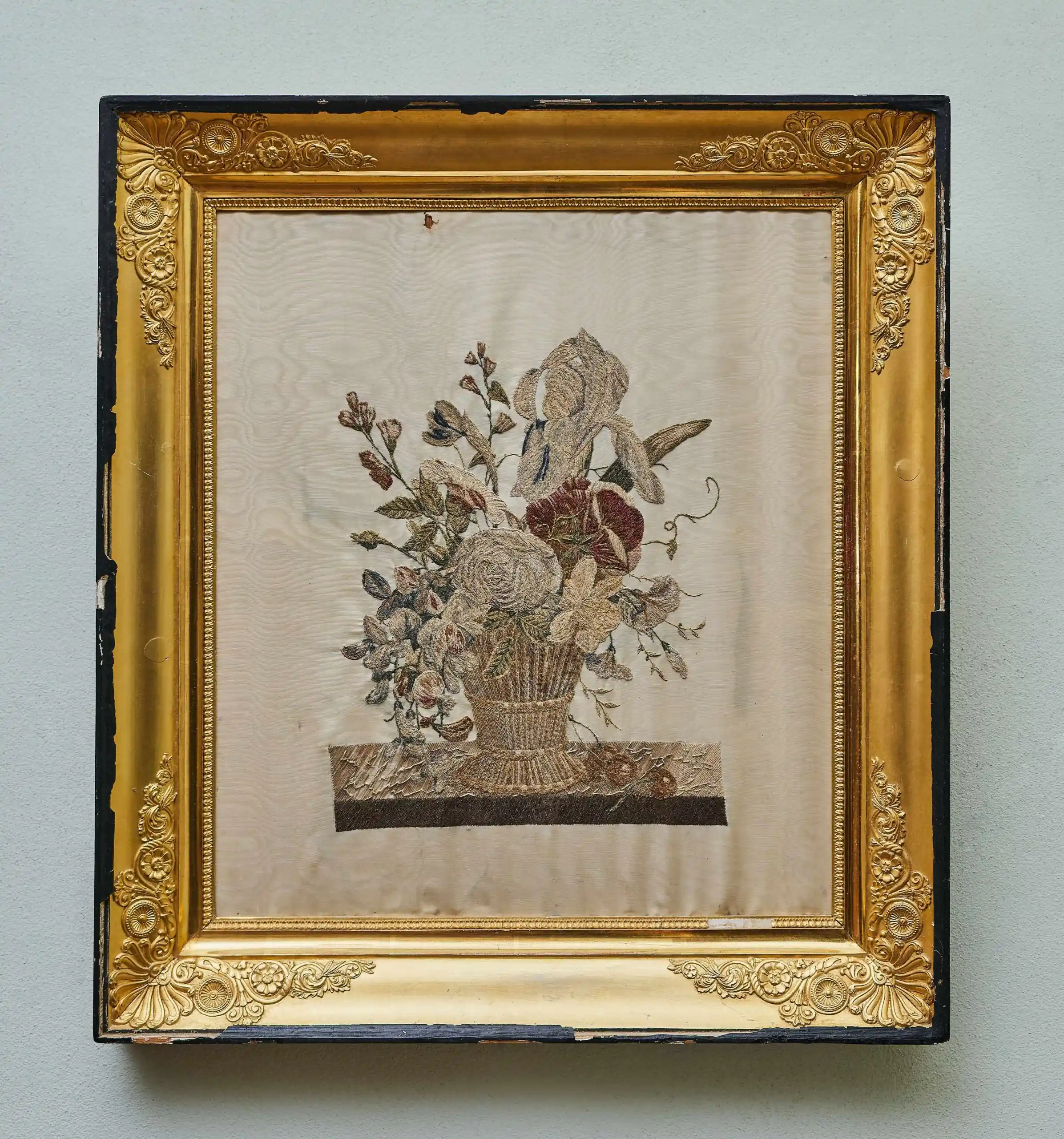 Květinový obraz – výšivka z období Biedermeieru