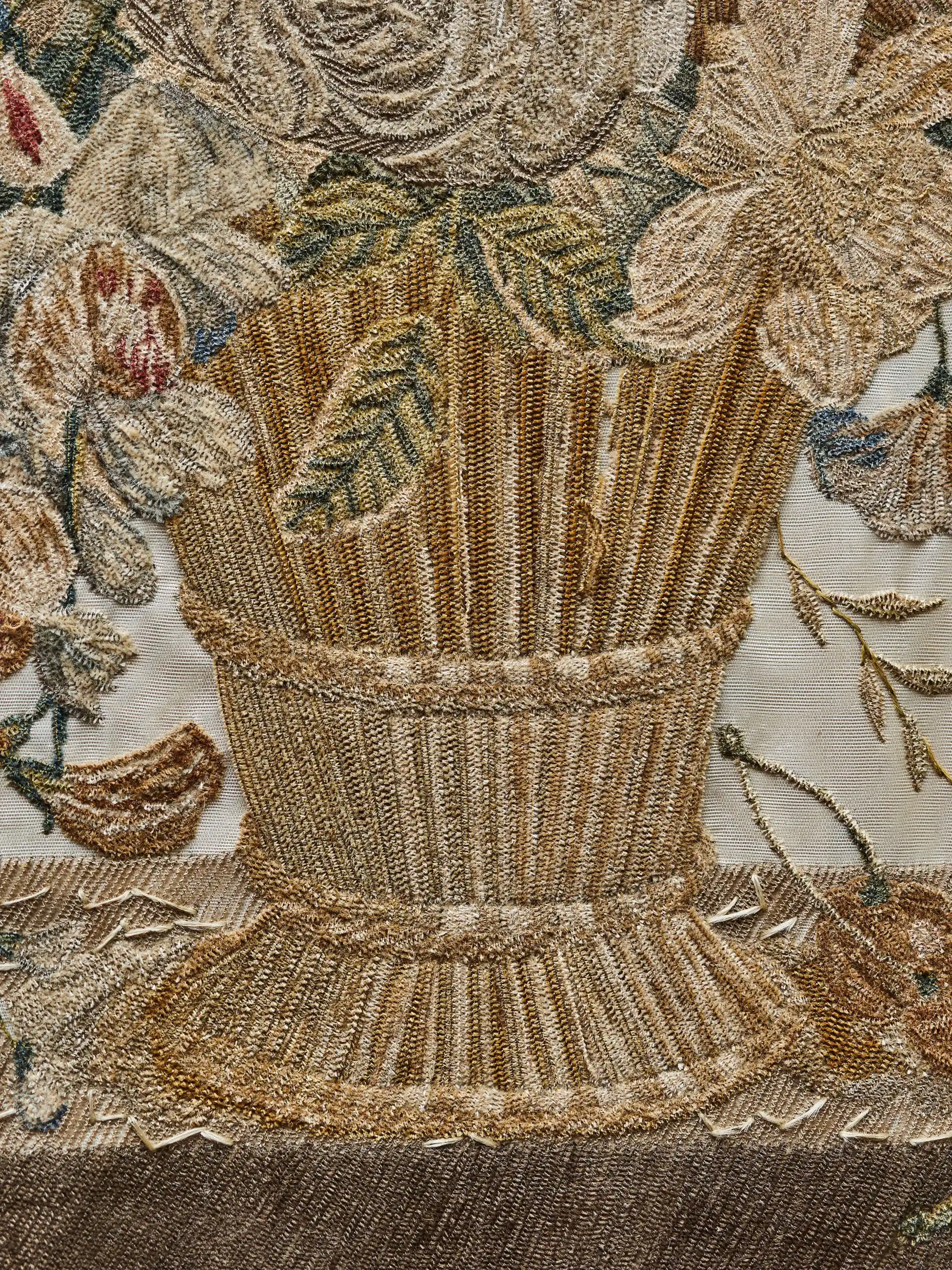 Květinový obraz – výšivka z období Biedermeieru