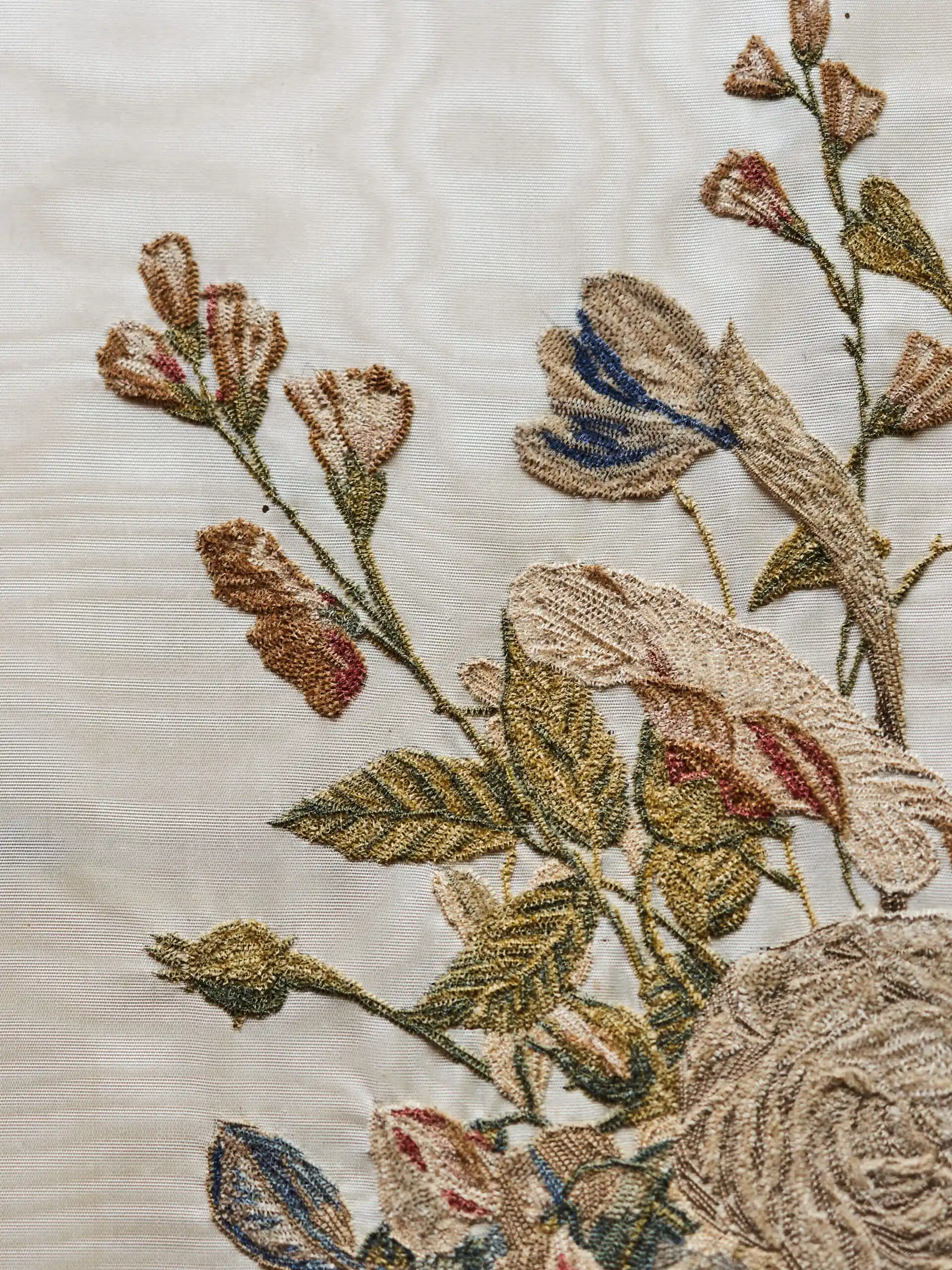 Květinový obraz – výšivka z období Biedermeieru