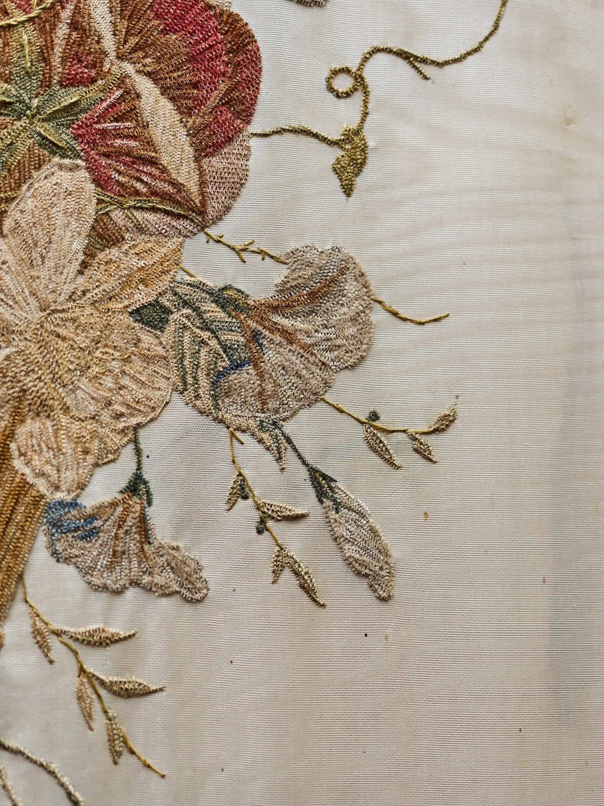 Květinový obraz – výšivka z období Biedermeieru