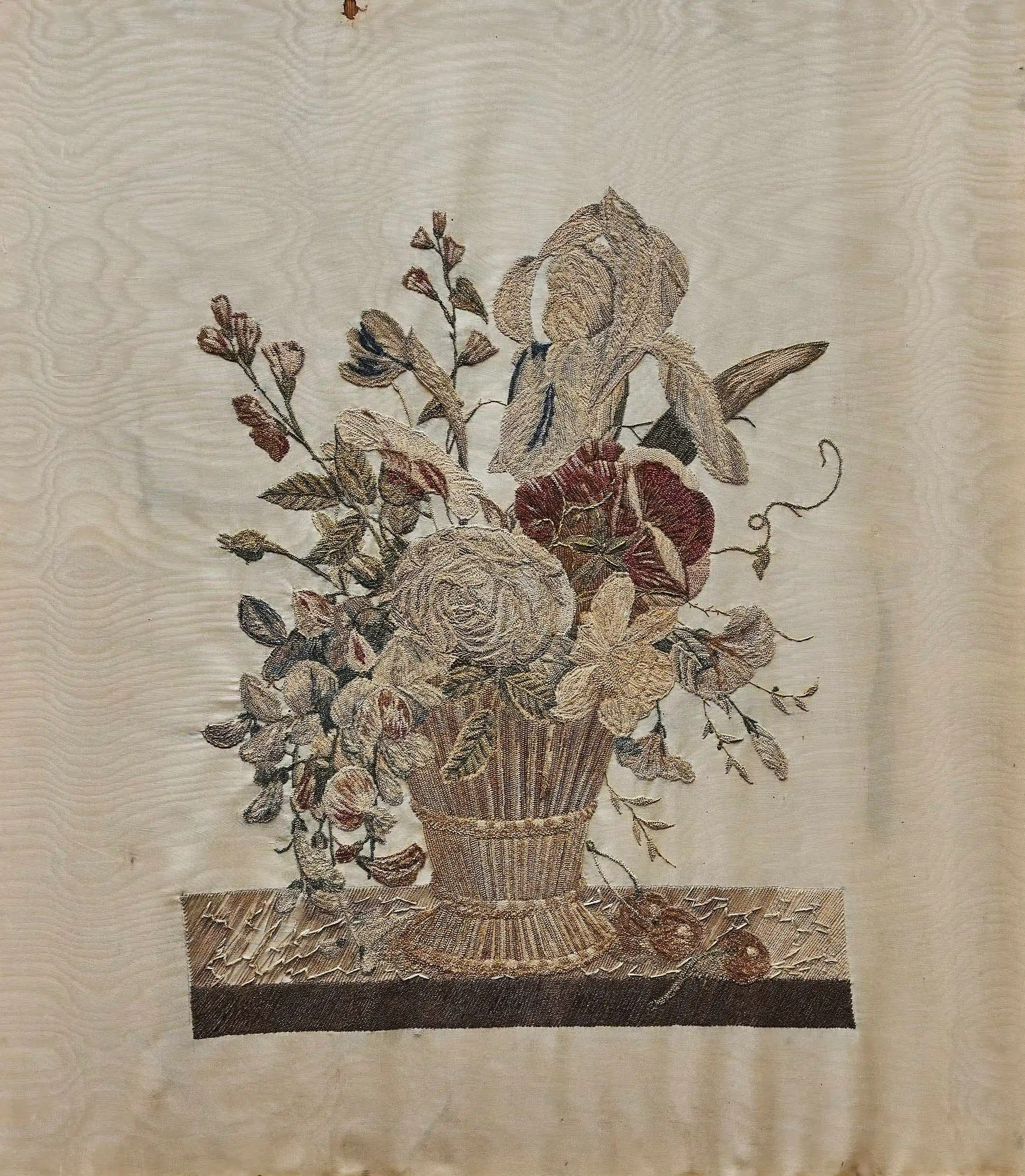 Květinový obraz – výšivka z období Biedermeieru