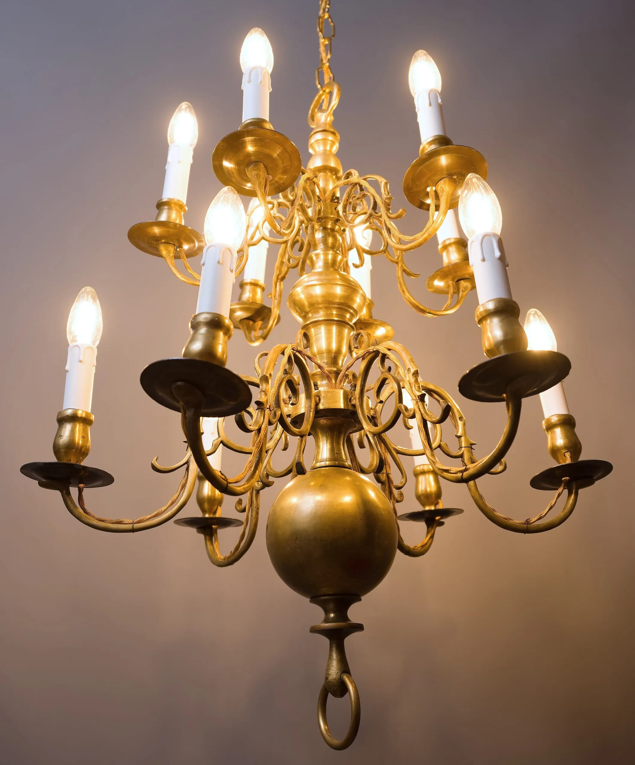 Dvanáctiramenný starožitný lustr z 18. století – holandský typ