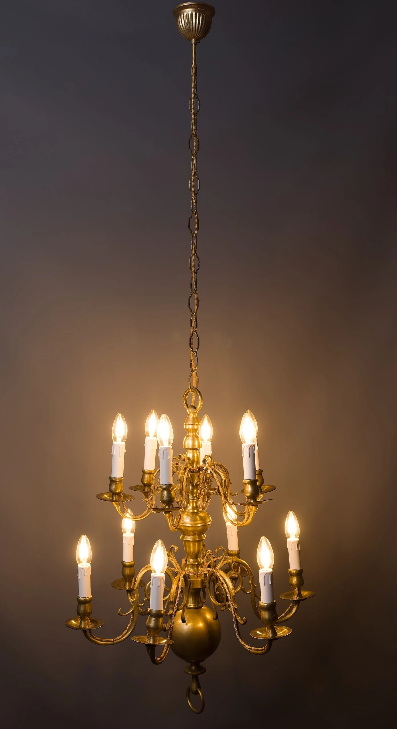 Dvanáctiramenný starožitný lustr z 18. století – holandský typ