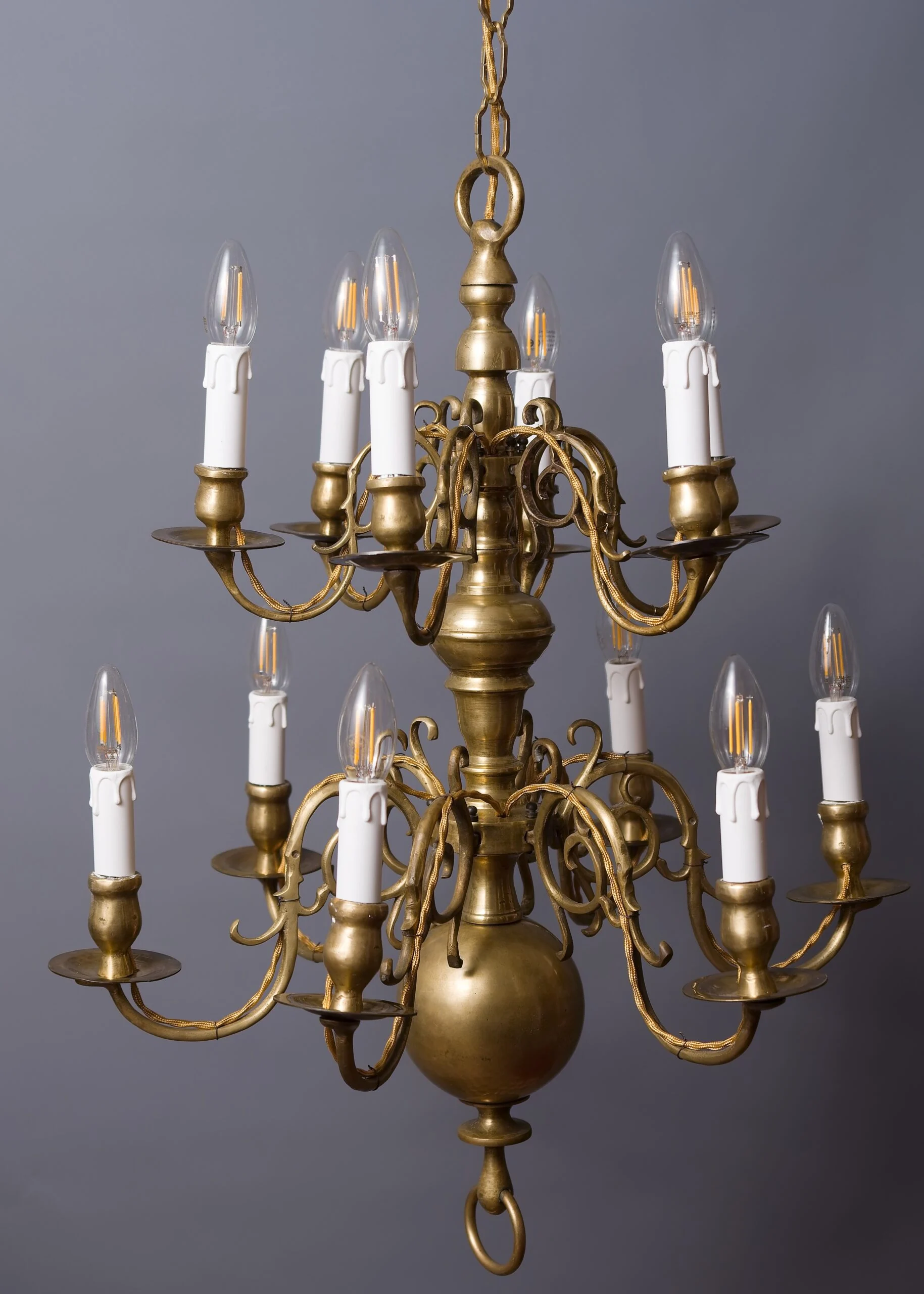 Dvanáctiramenný starožitný lustr z 18. století – holandský typ