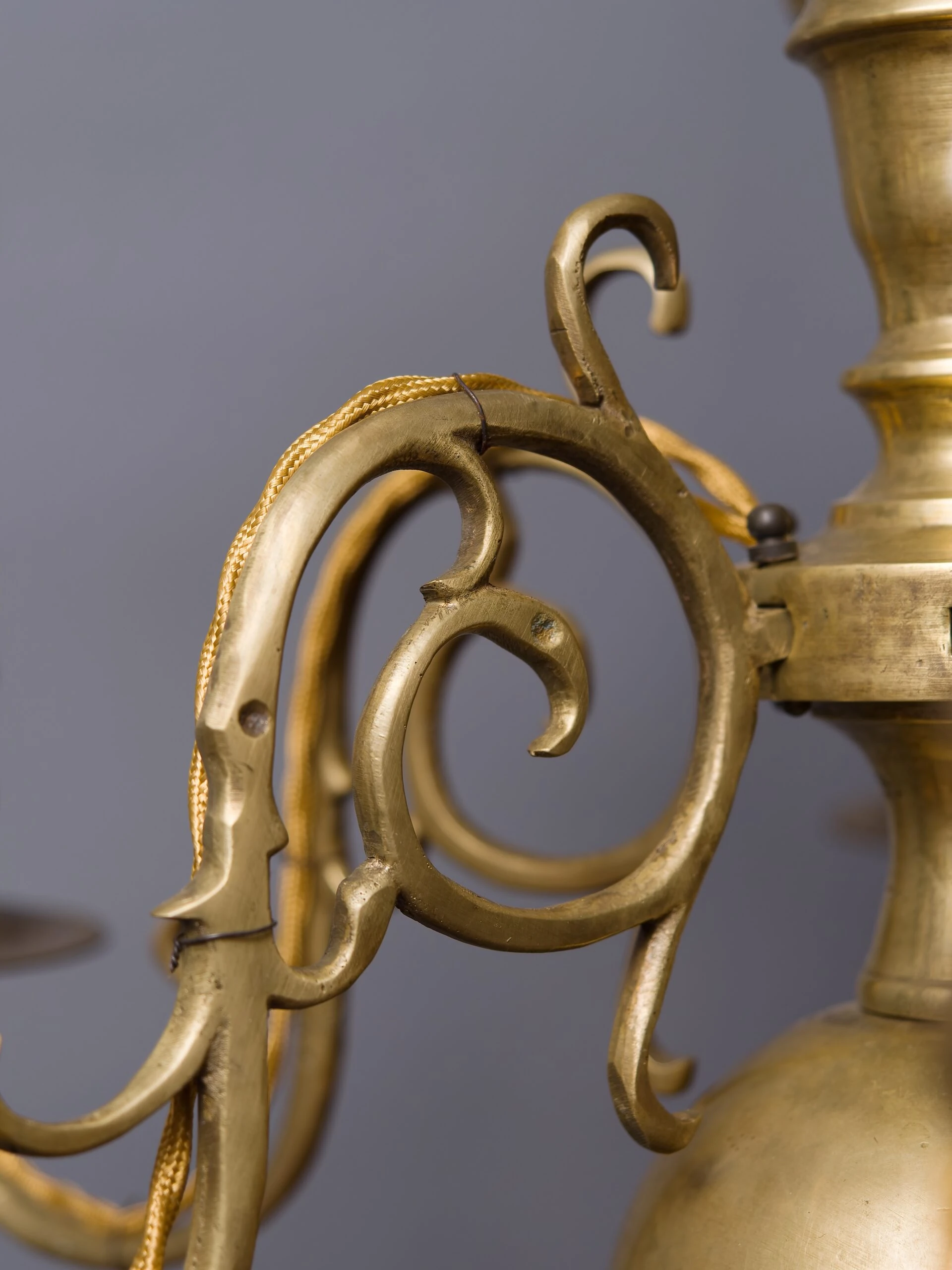 Dvanáctiramenný starožitný lustr z 18. století – holandský typ