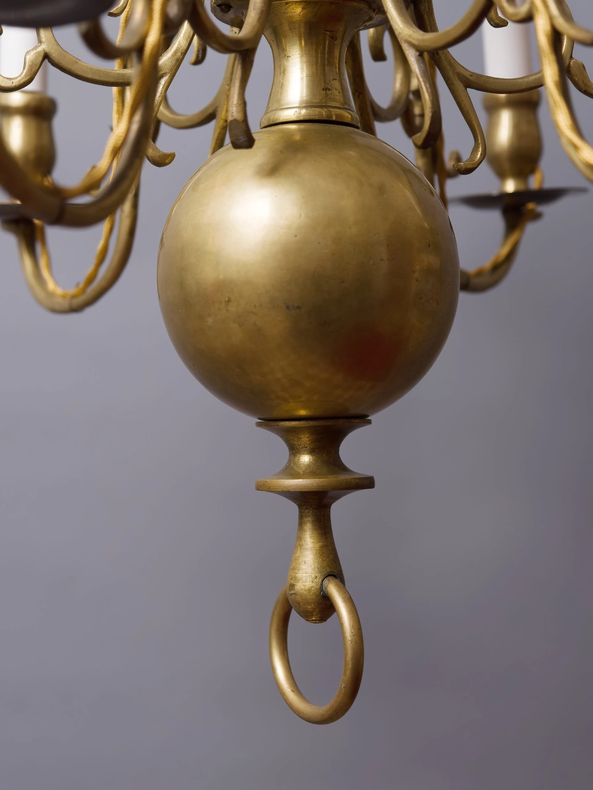 Dvanáctiramenný starožitný lustr z 18. století – holandský typ