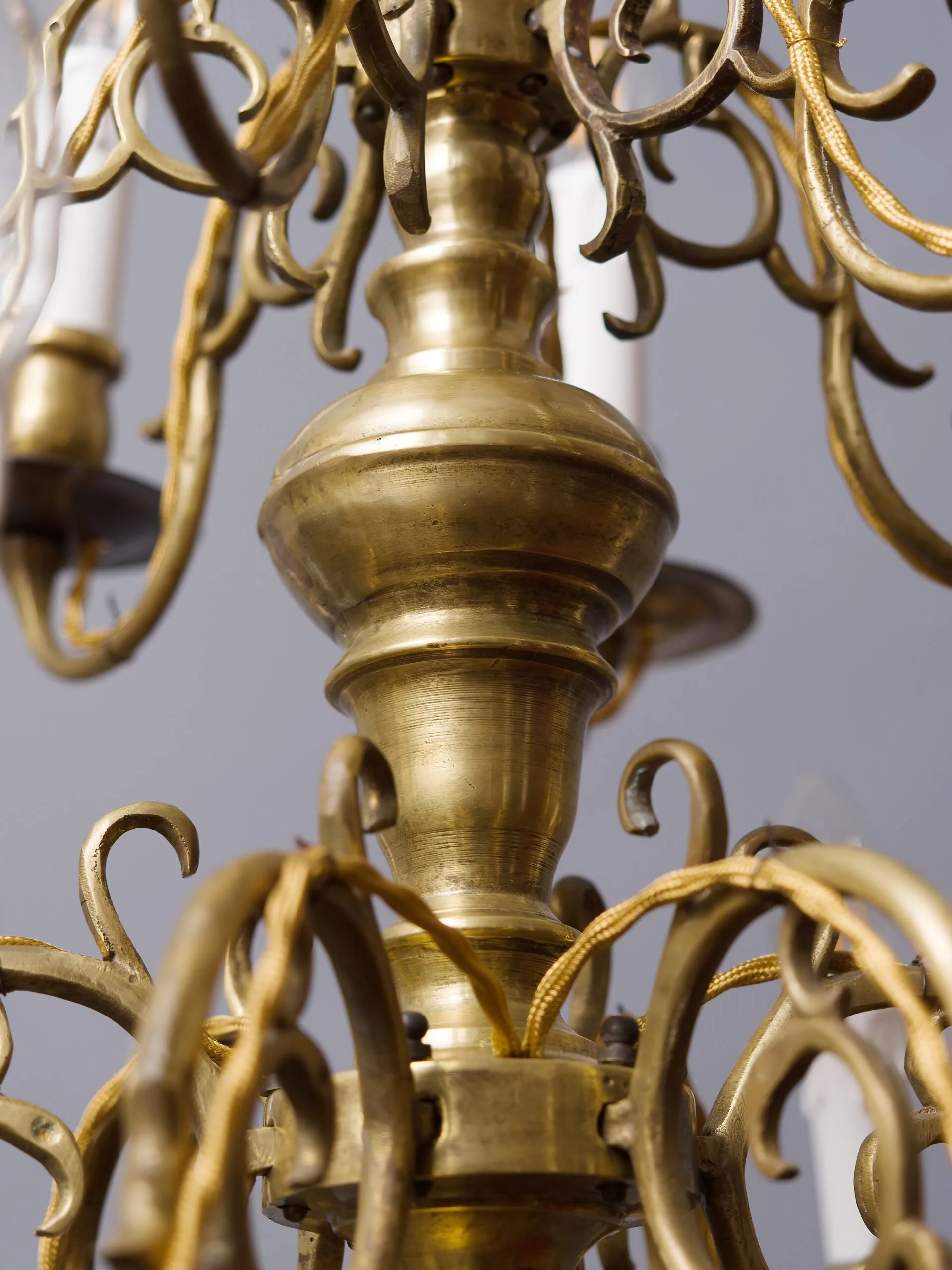 Dvanáctiramenný starožitný lustr z 18. století – holandský typ