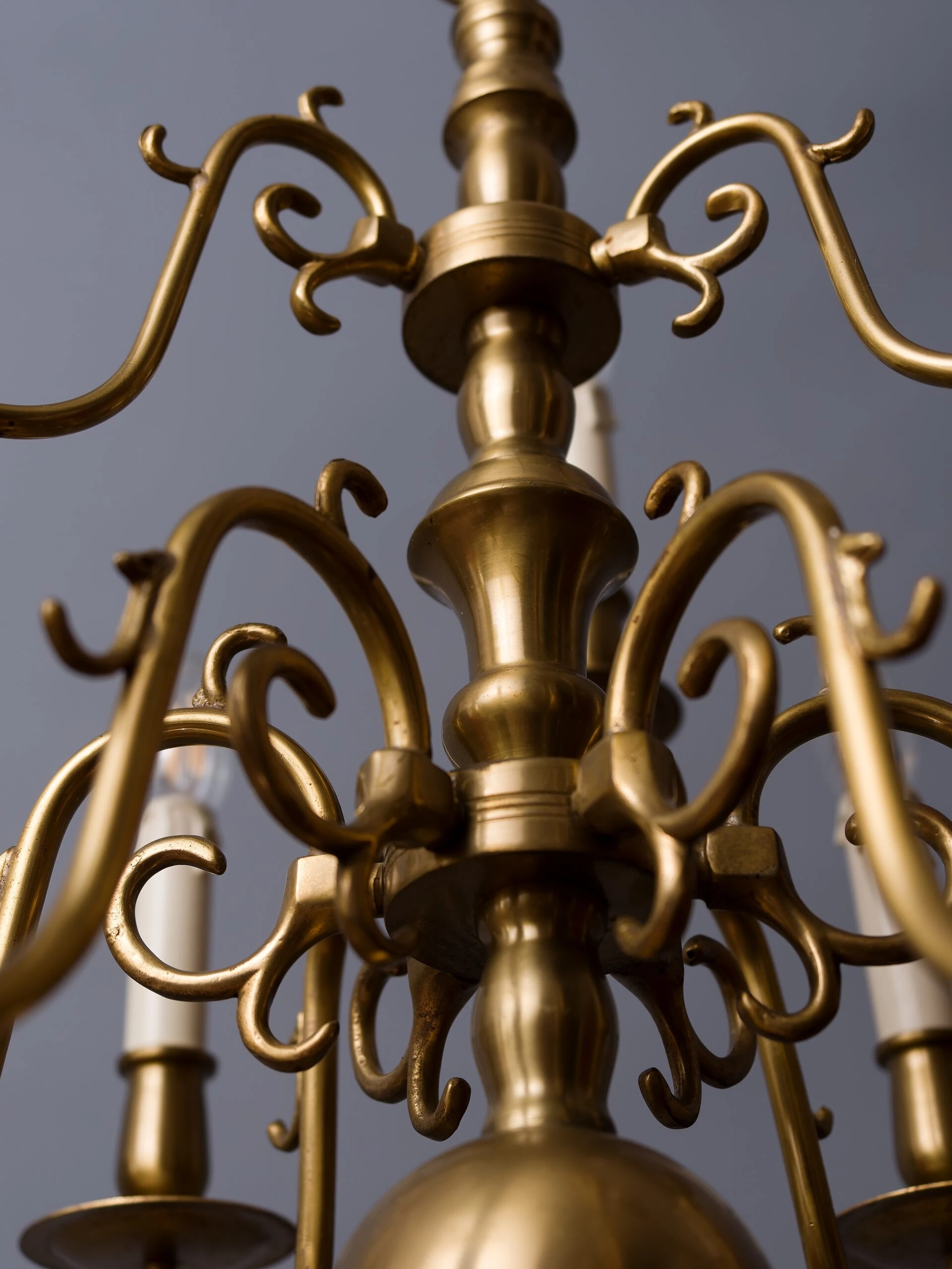 Devítiramenný mosazný lustr holandského typu