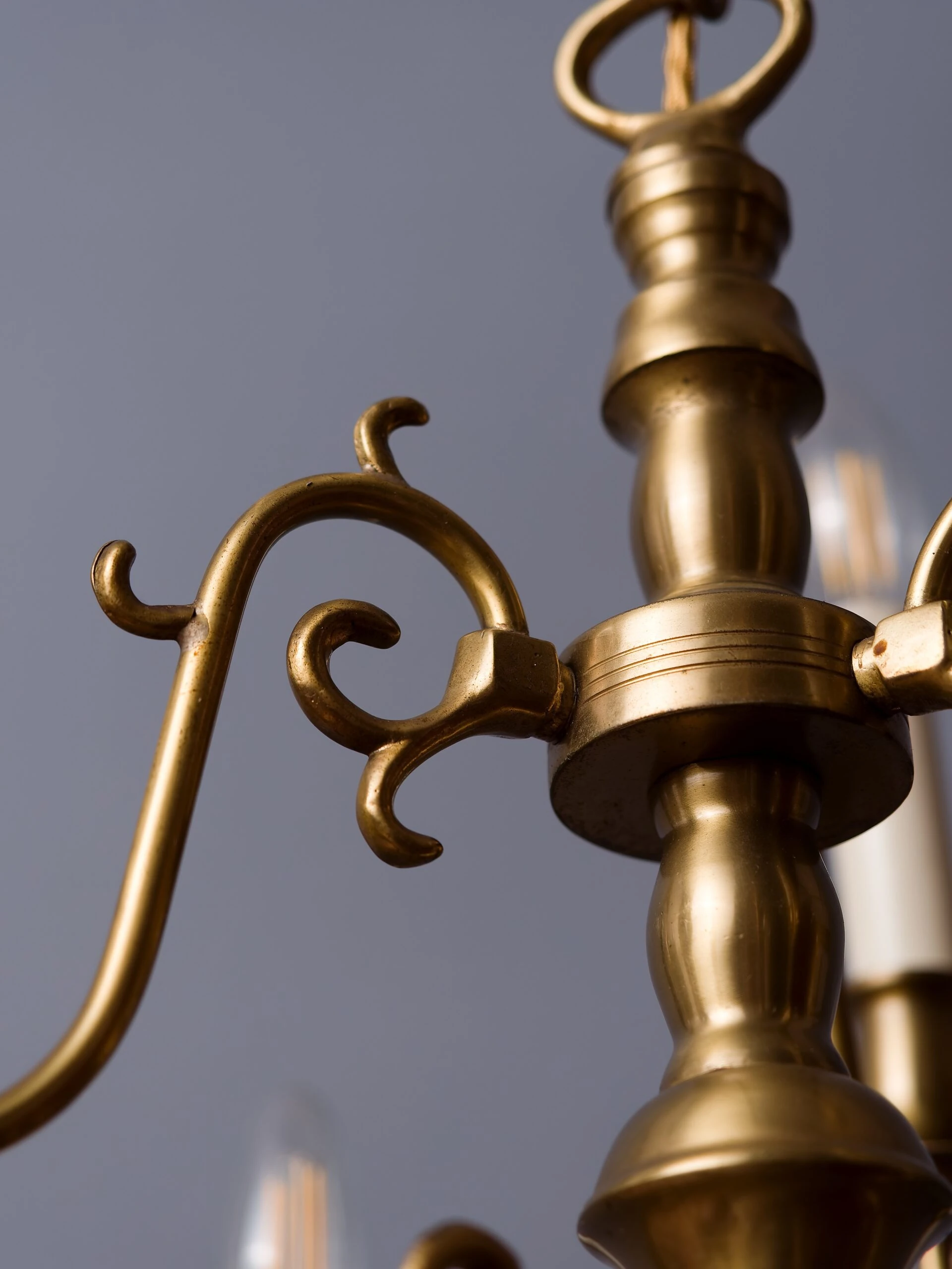 Devítiramenný mosazný lustr holandského typu